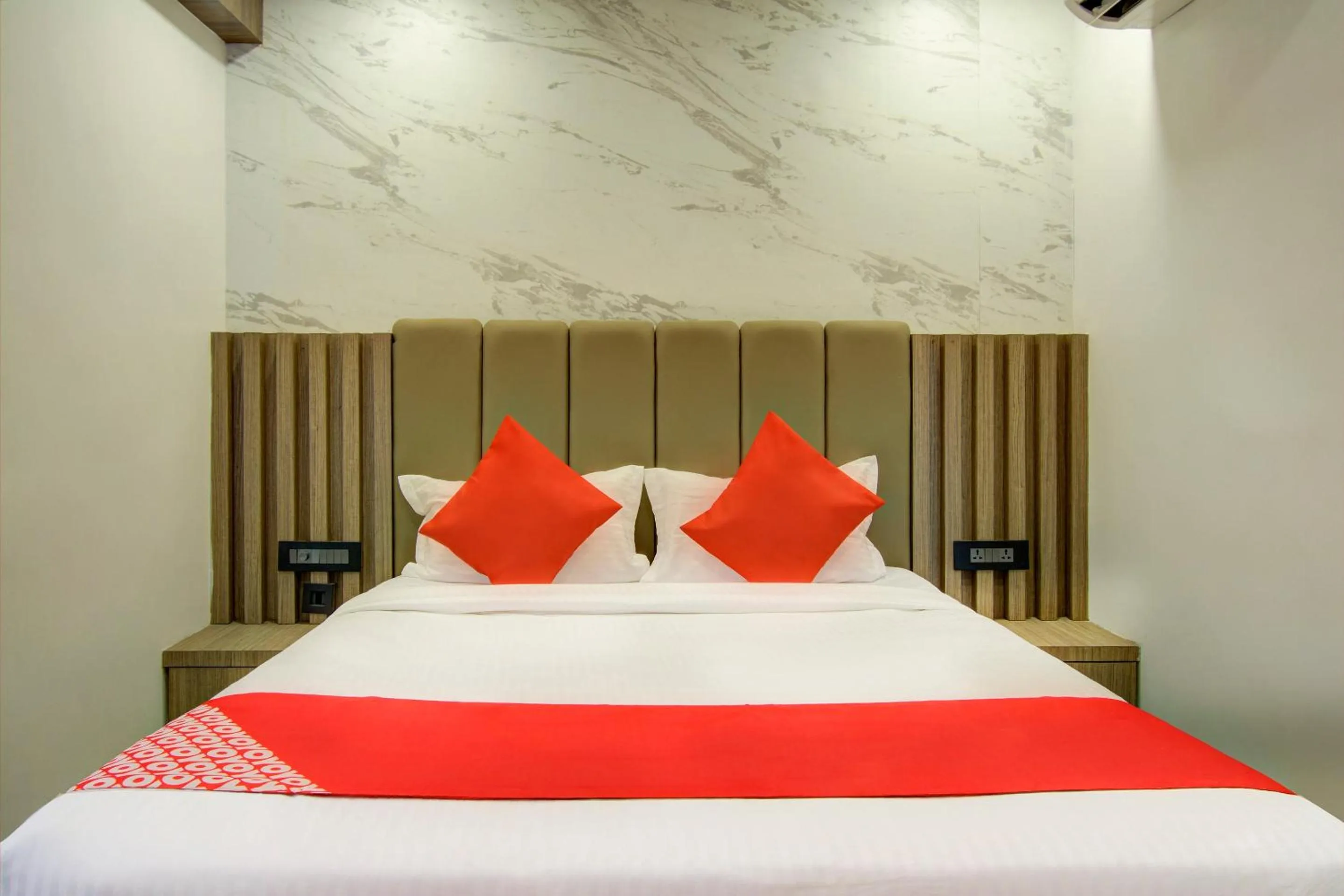 Bedroom, Bed in Super Capital O V Hotel