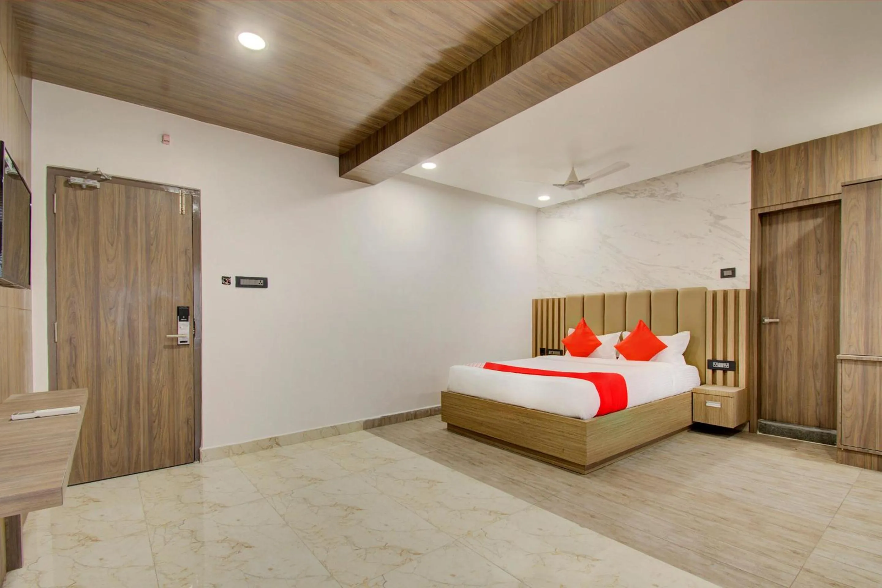 Bedroom, Bed in Super Capital O V Hotel