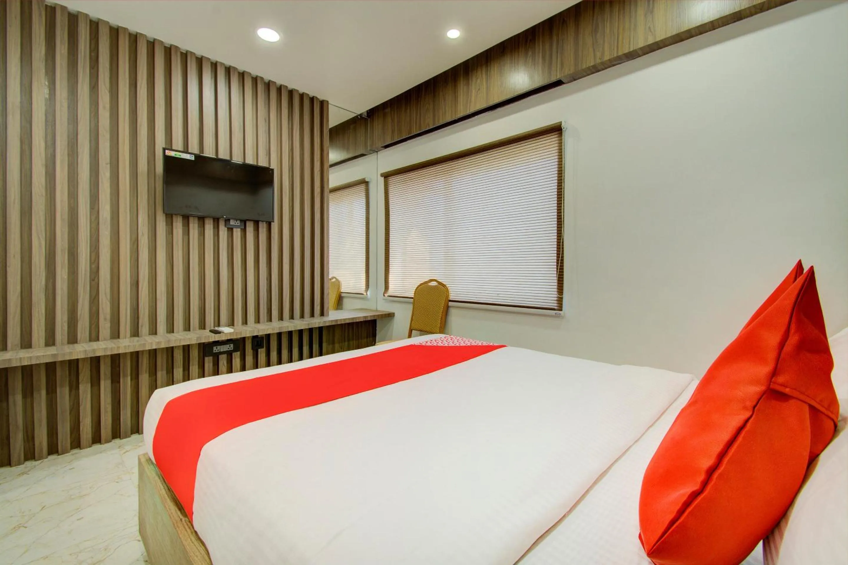 Bedroom, Bed in Super Capital O V Hotel