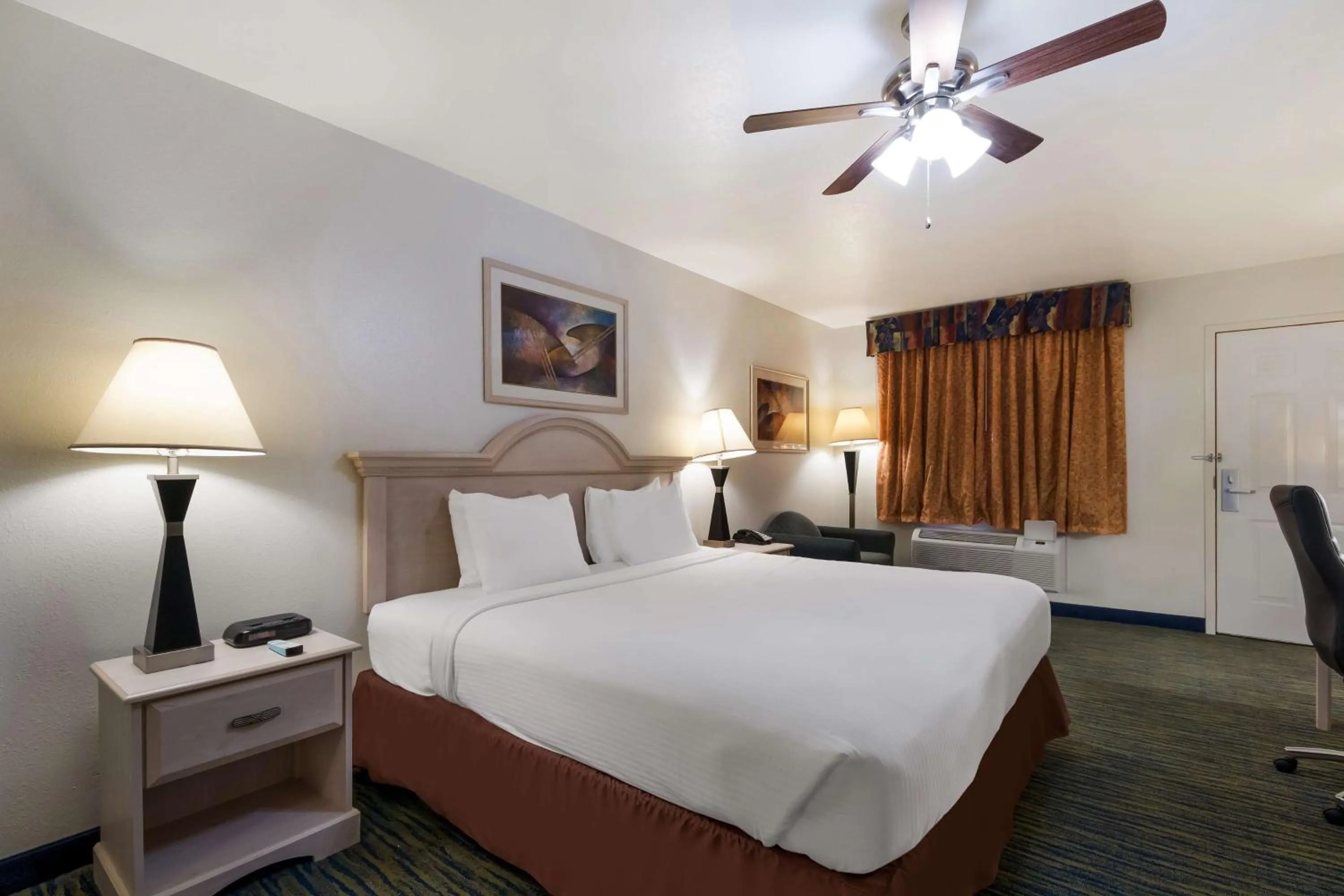 Bedroom, Bed in SureStay Hotel by Best Western Falfurrias