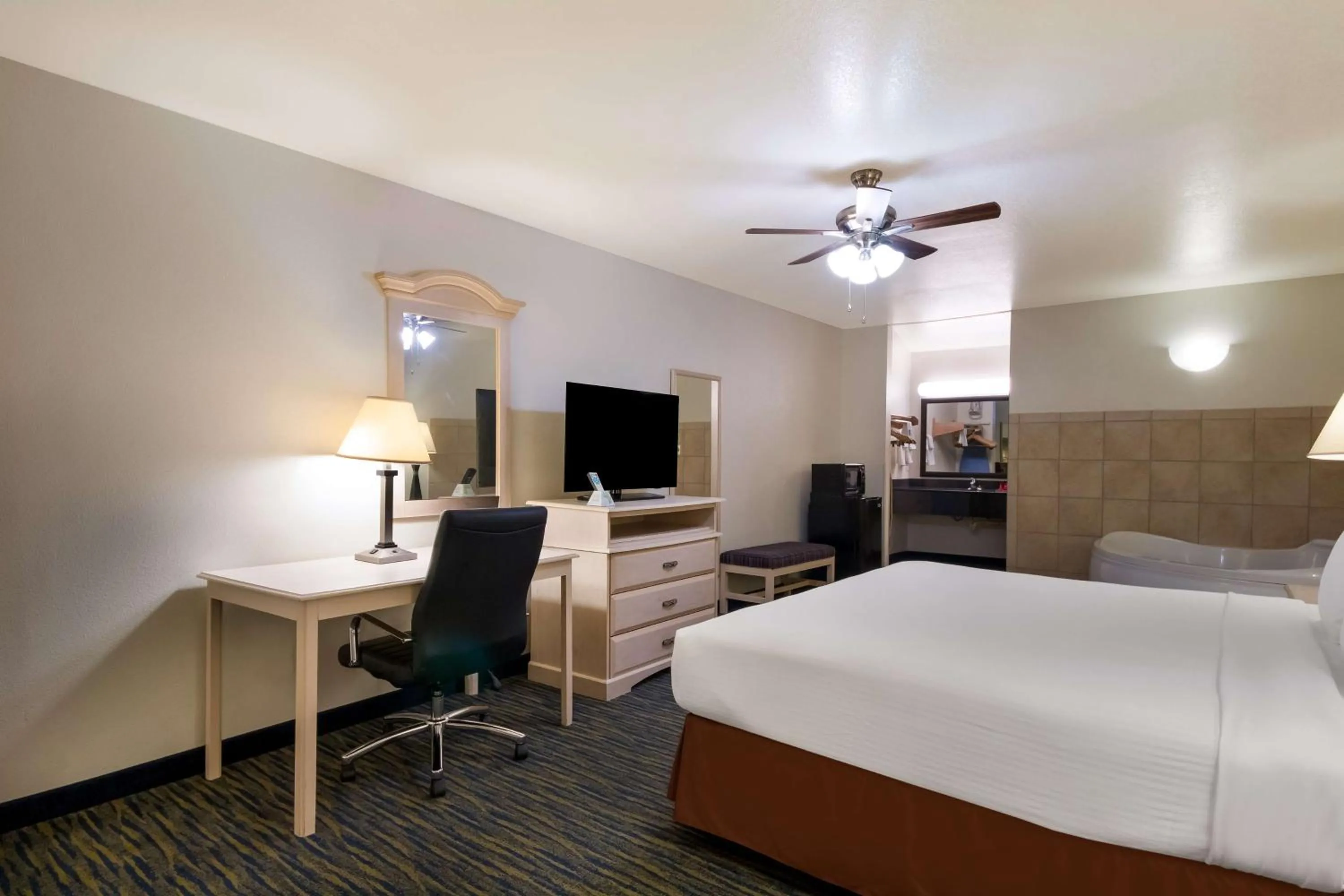 Bedroom, Bed in SureStay Hotel by Best Western Falfurrias