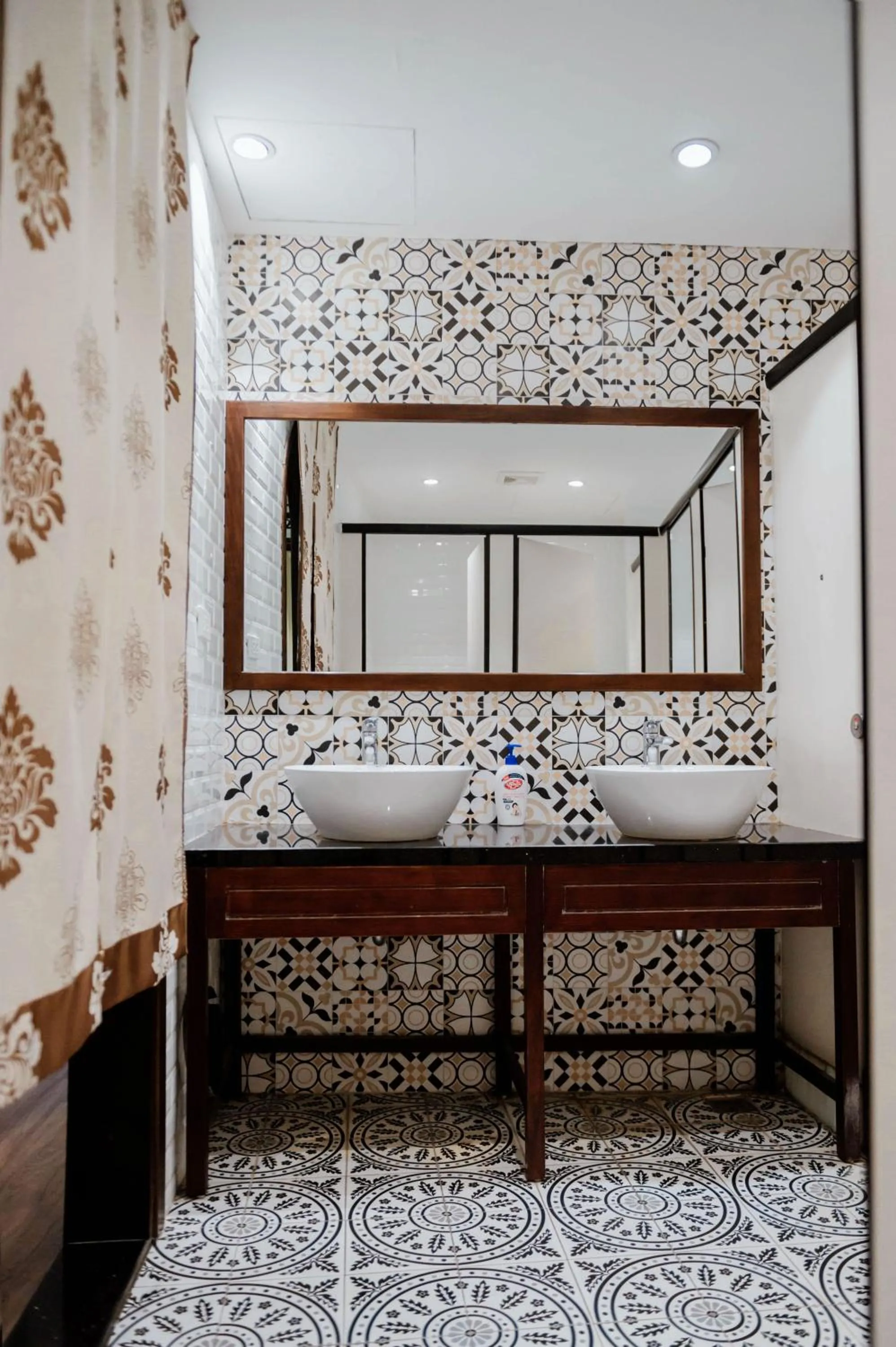 Bathroom, Bed in Tabalo Hostel Hanoi