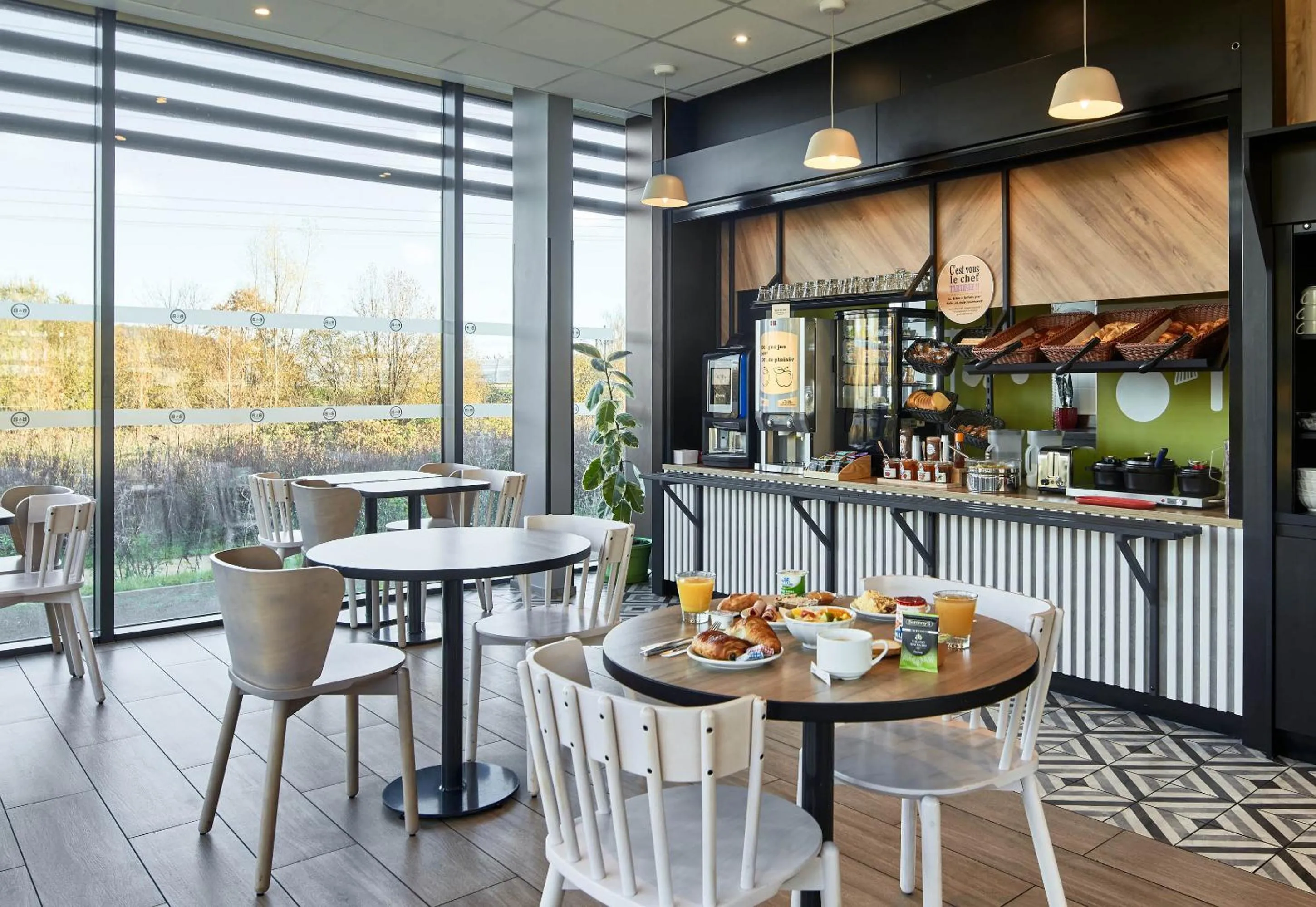 Restaurant/places to eat in B&B HOTEL Igny Palaiseau