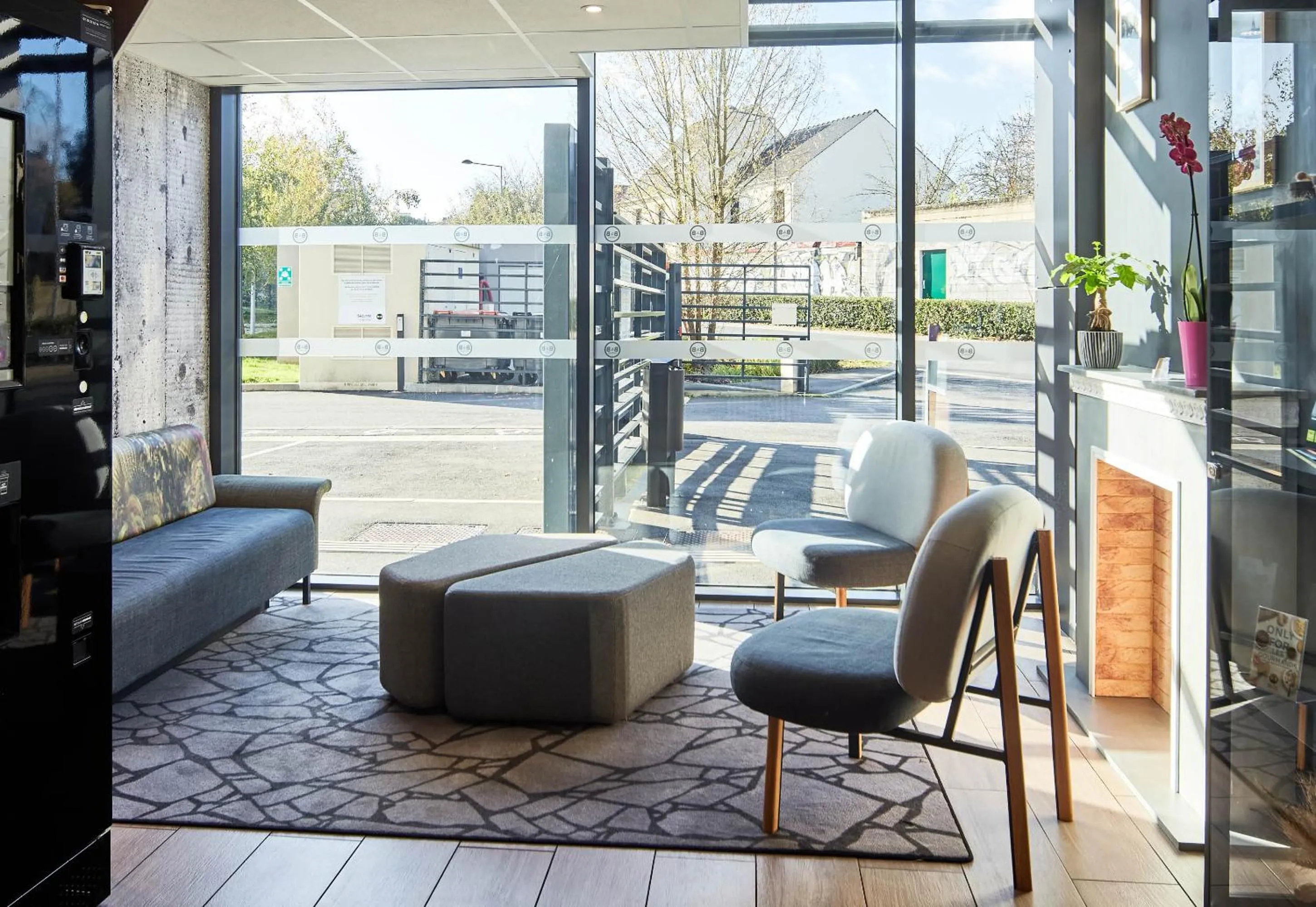Seating area in B&B HOTEL Igny Palaiseau