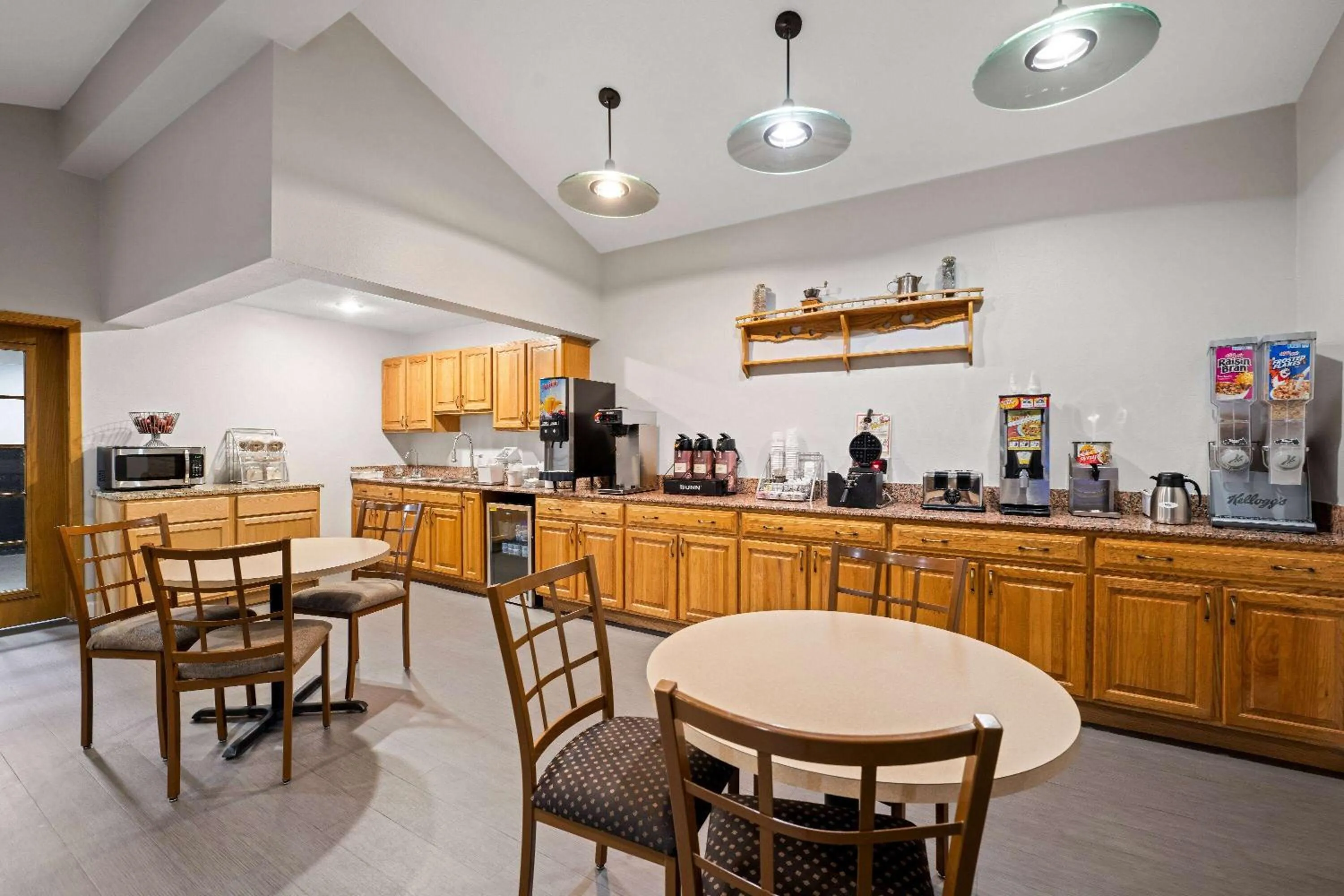 Restaurant/places to eat in Super 8 by Wyndham Waverly