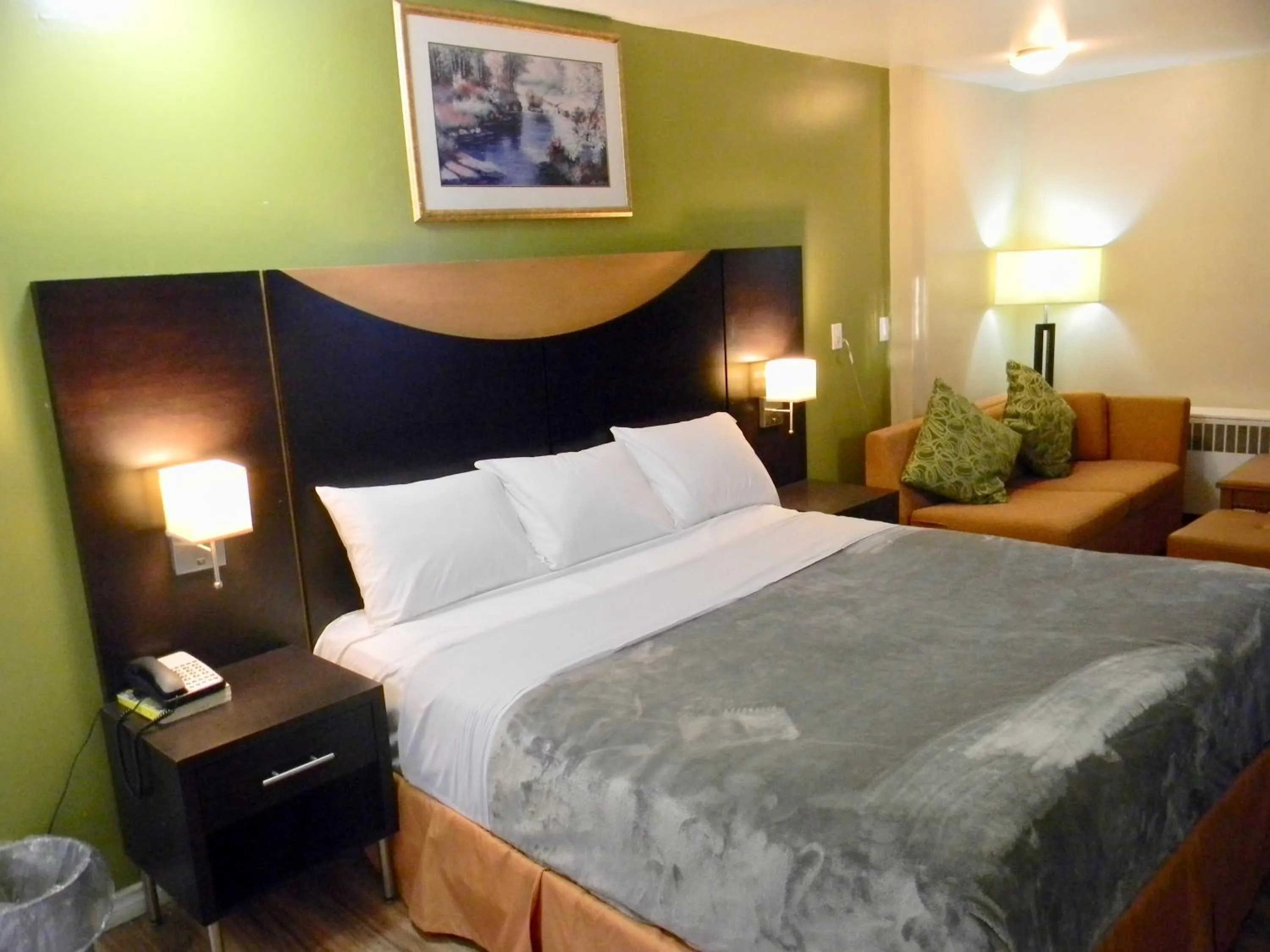 Bed in American Plaza Motel