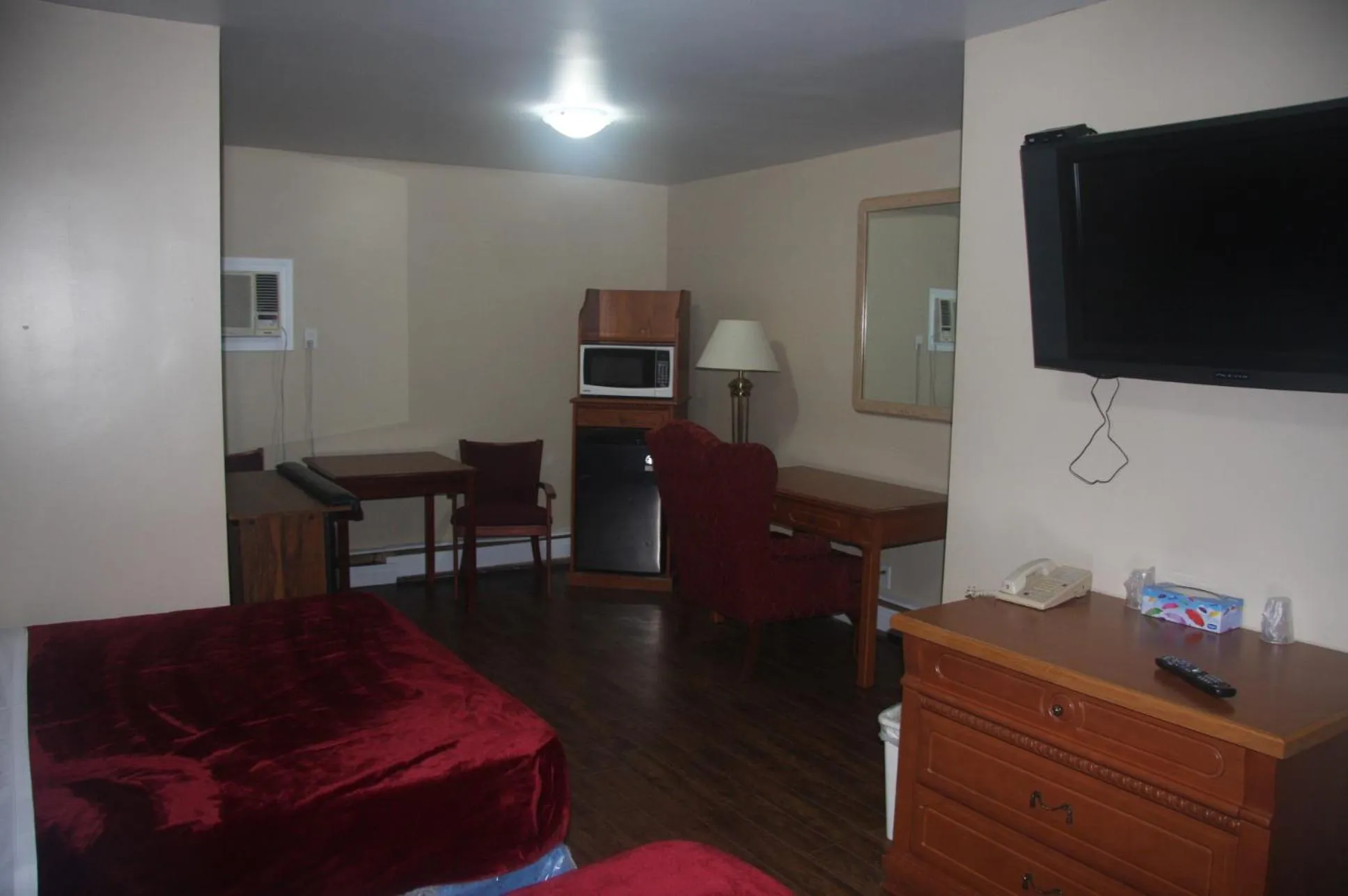 Kitchen or kitchenette in American Plaza Motel
