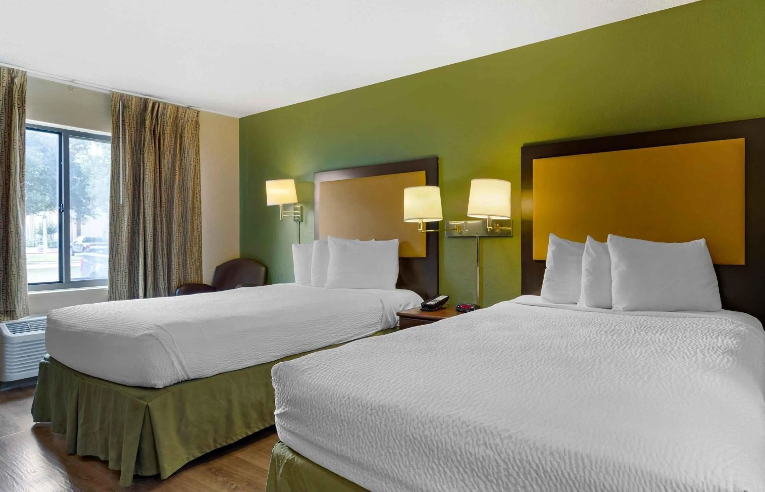 Bedroom, Bed in Extended Stay America Suites - Houston - NASA - Johnson Space Center