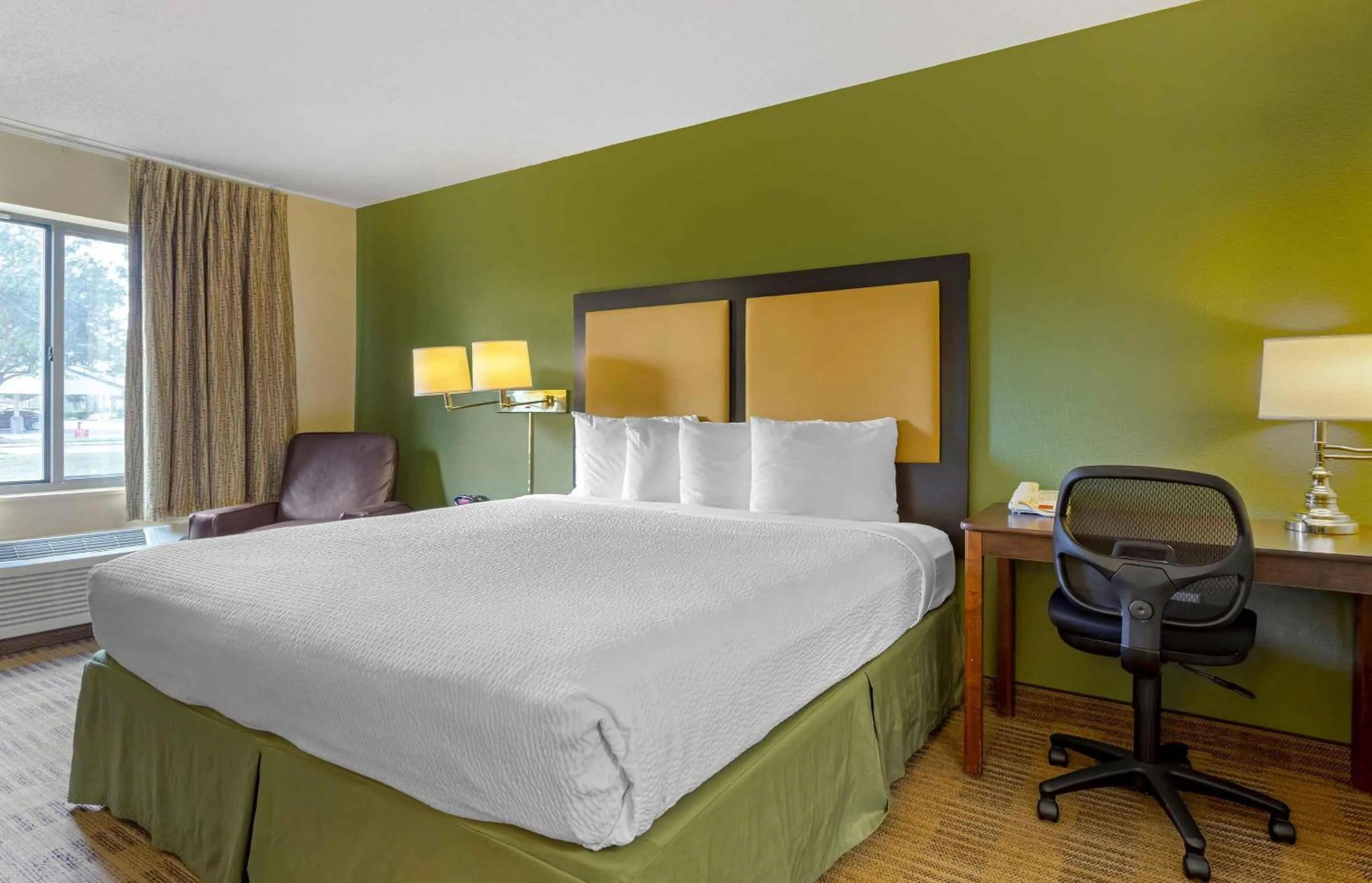 Bedroom, Bed in Extended Stay America Suites - Houston - NASA - Johnson Space Center