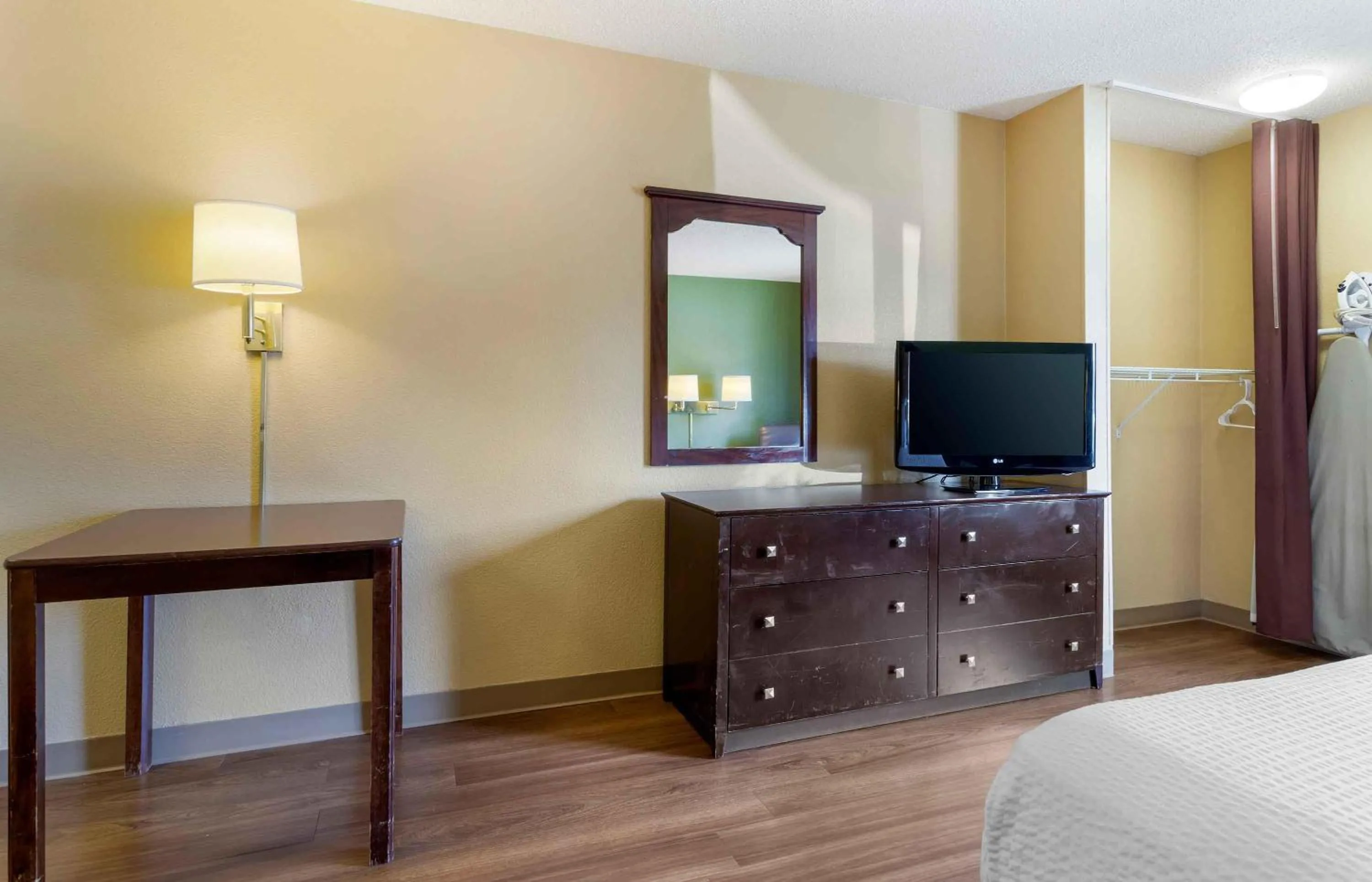 Bedroom, Bed in Extended Stay America Suites - Houston - NASA - Johnson Space Center