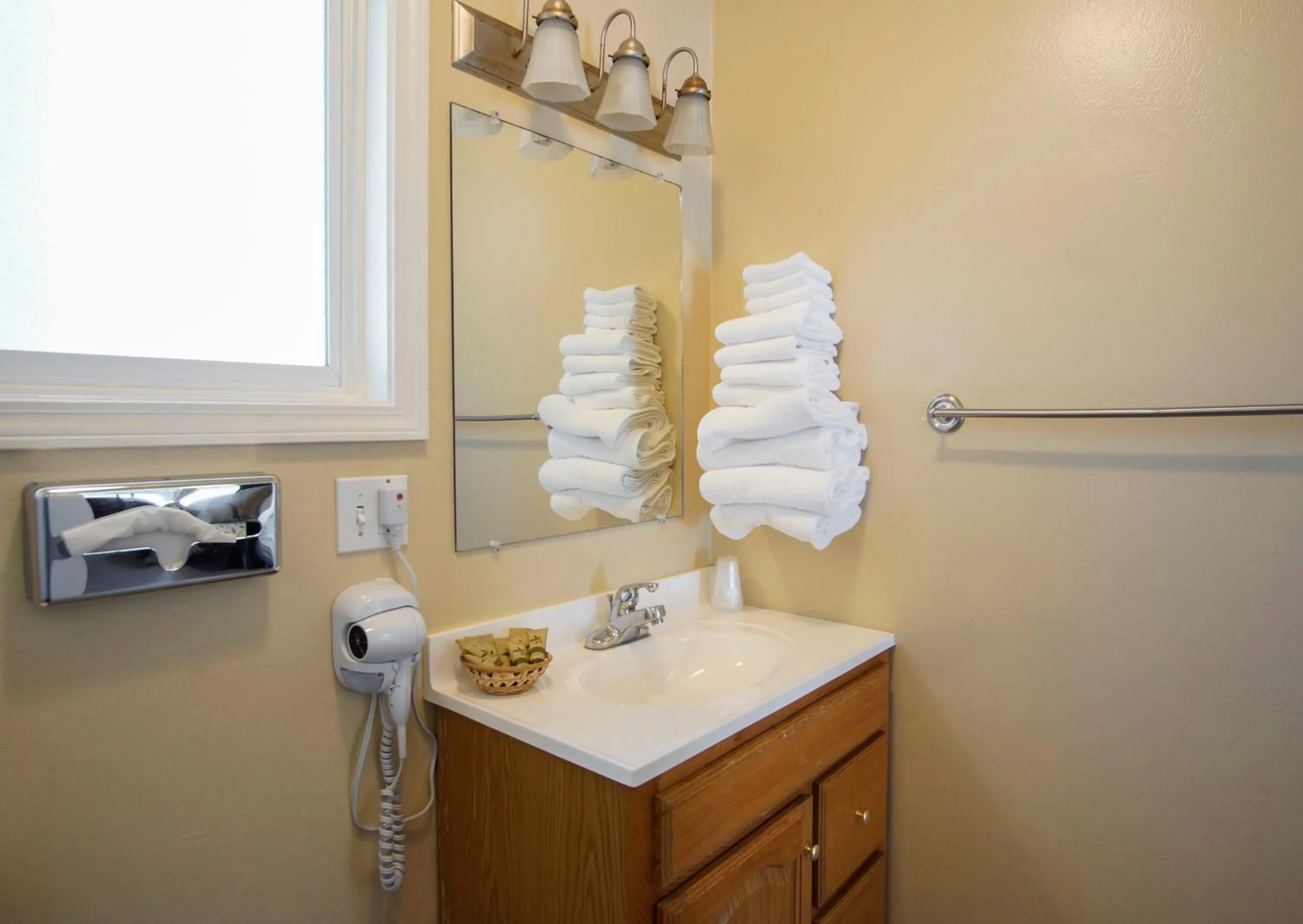 Bathroom in Charm Motel & Suites