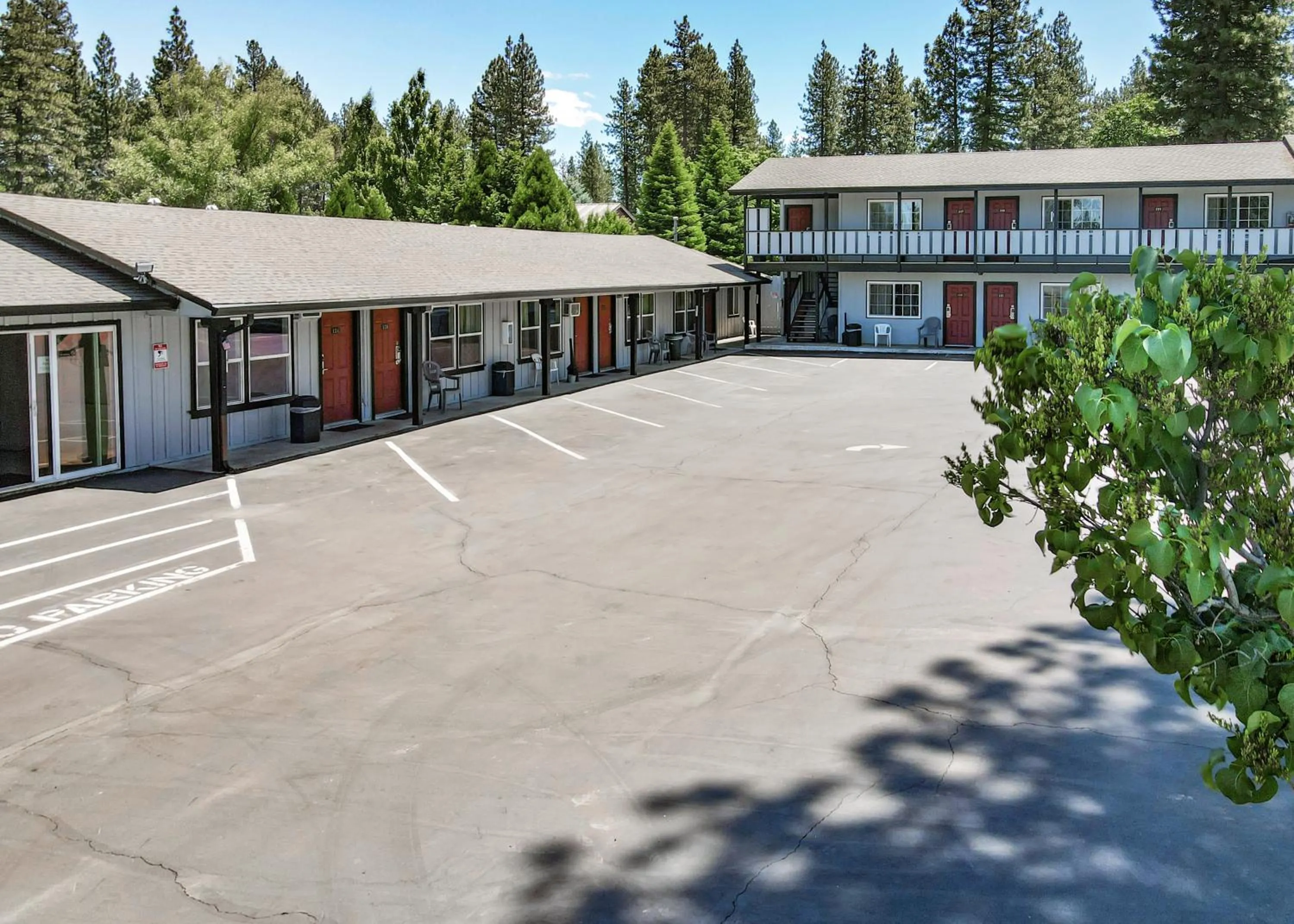 Property building in Charm Motel & Suites