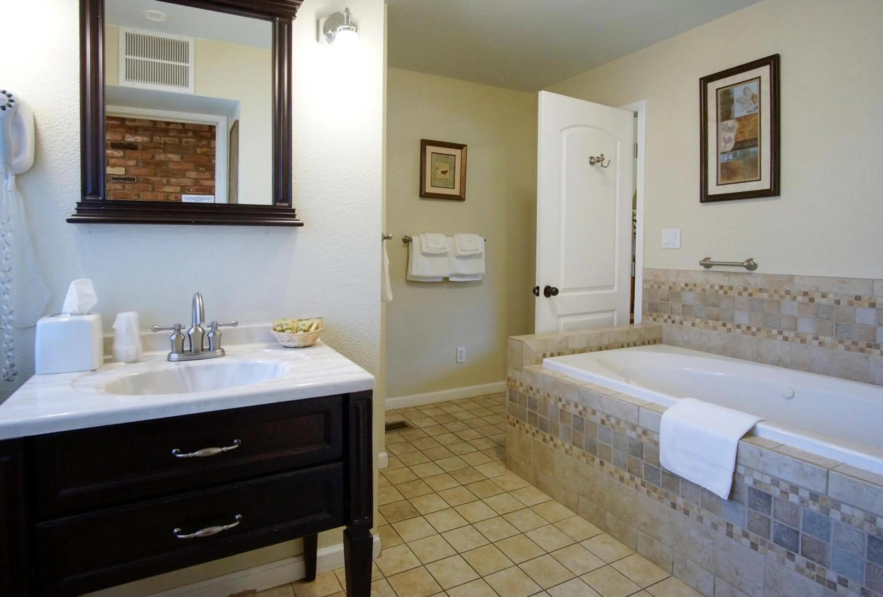 Bed in Charm Motel & Suites