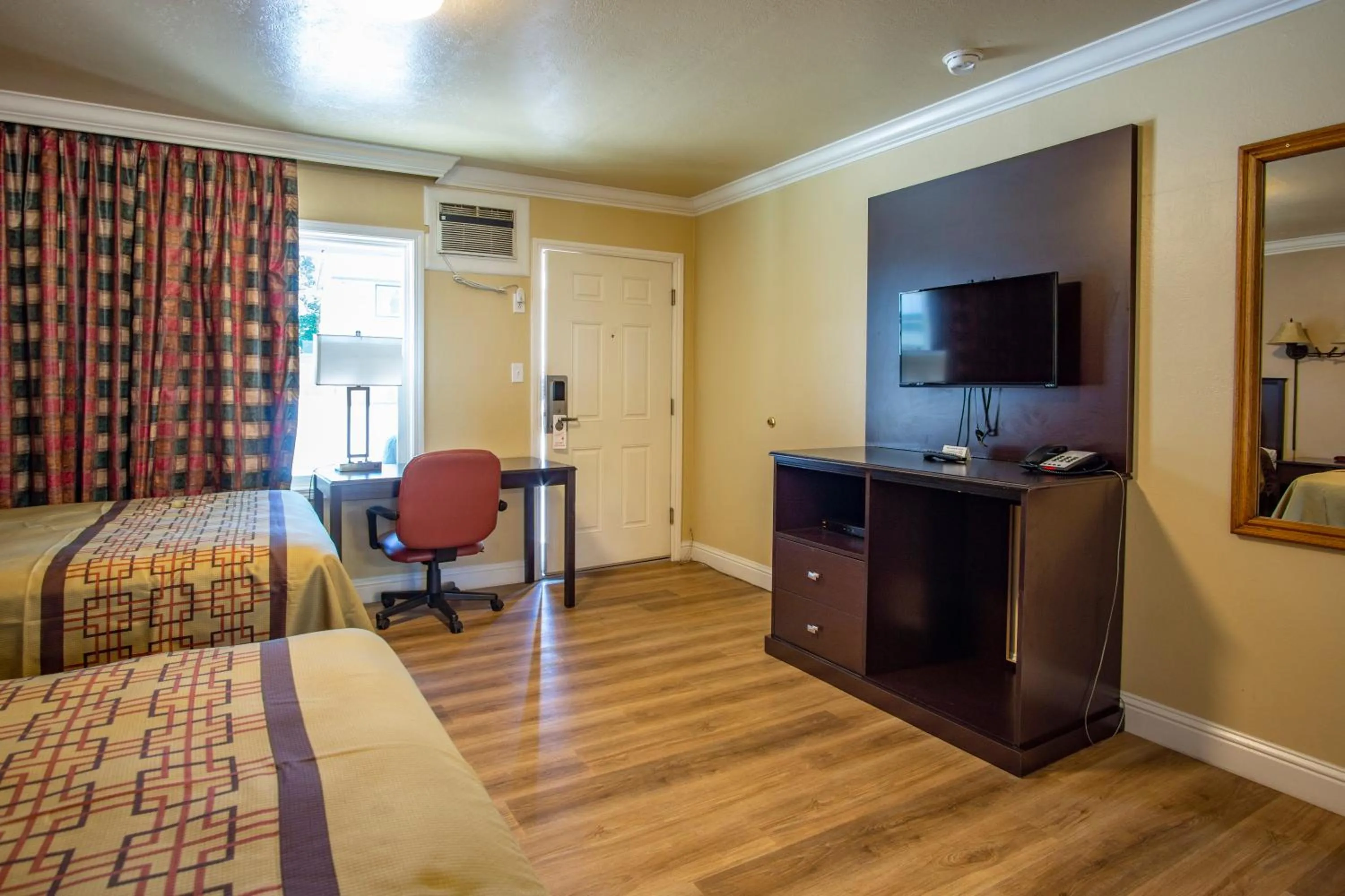 TV and multimedia, Bed in Charm Motel & Suites