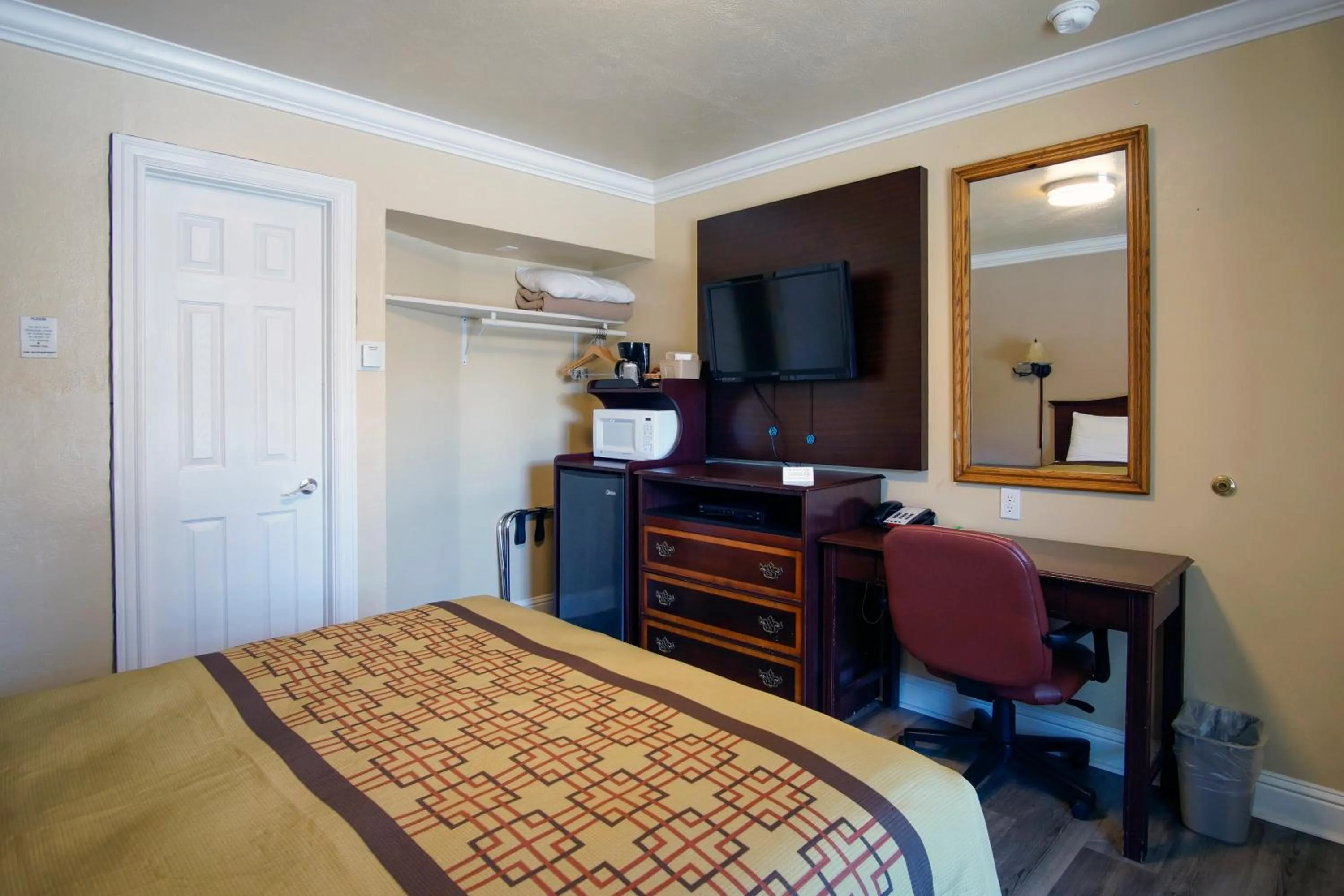 TV and multimedia, Bed in Charm Motel & Suites