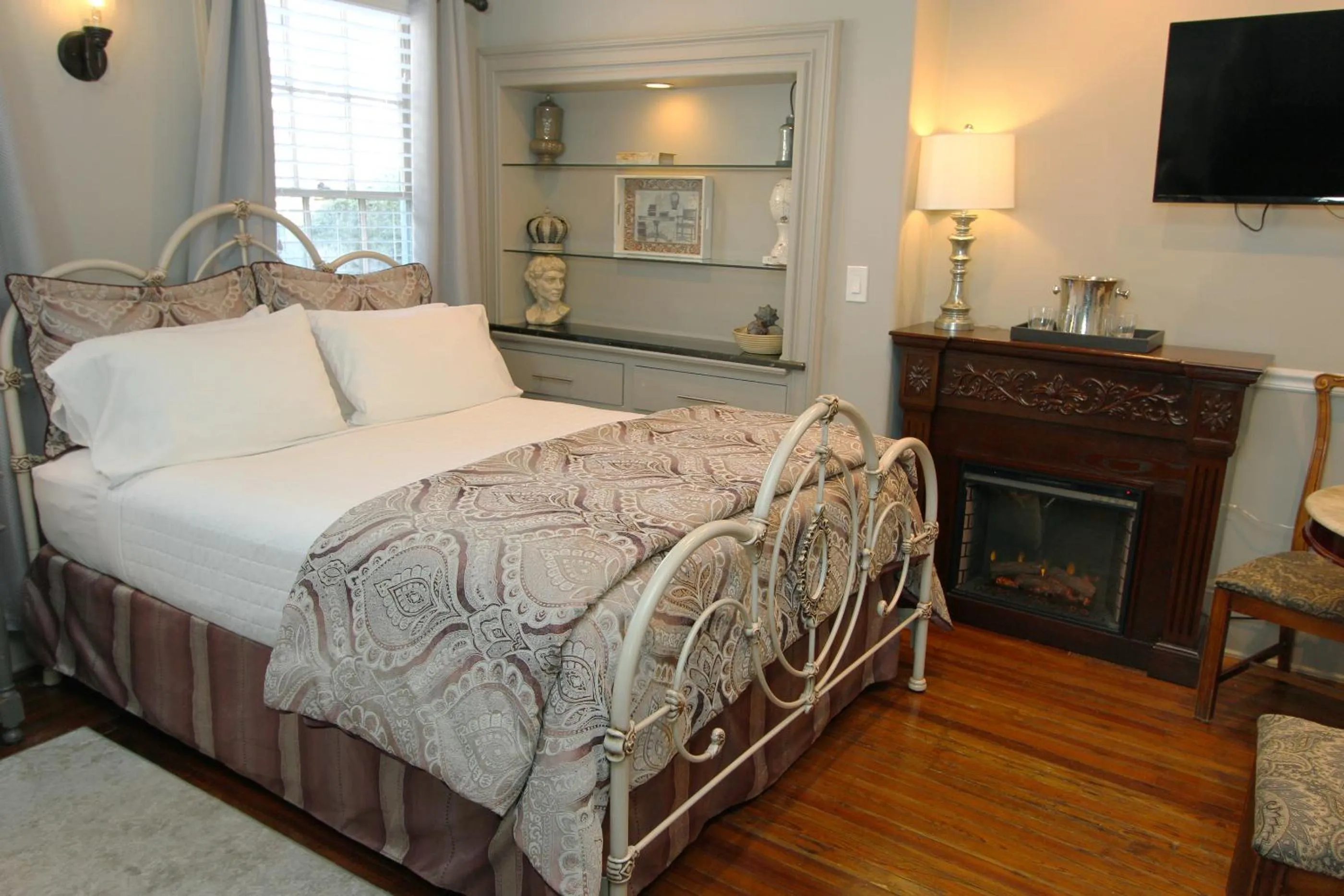 Bed in Bayfront Westcott House Bed & Breakfast