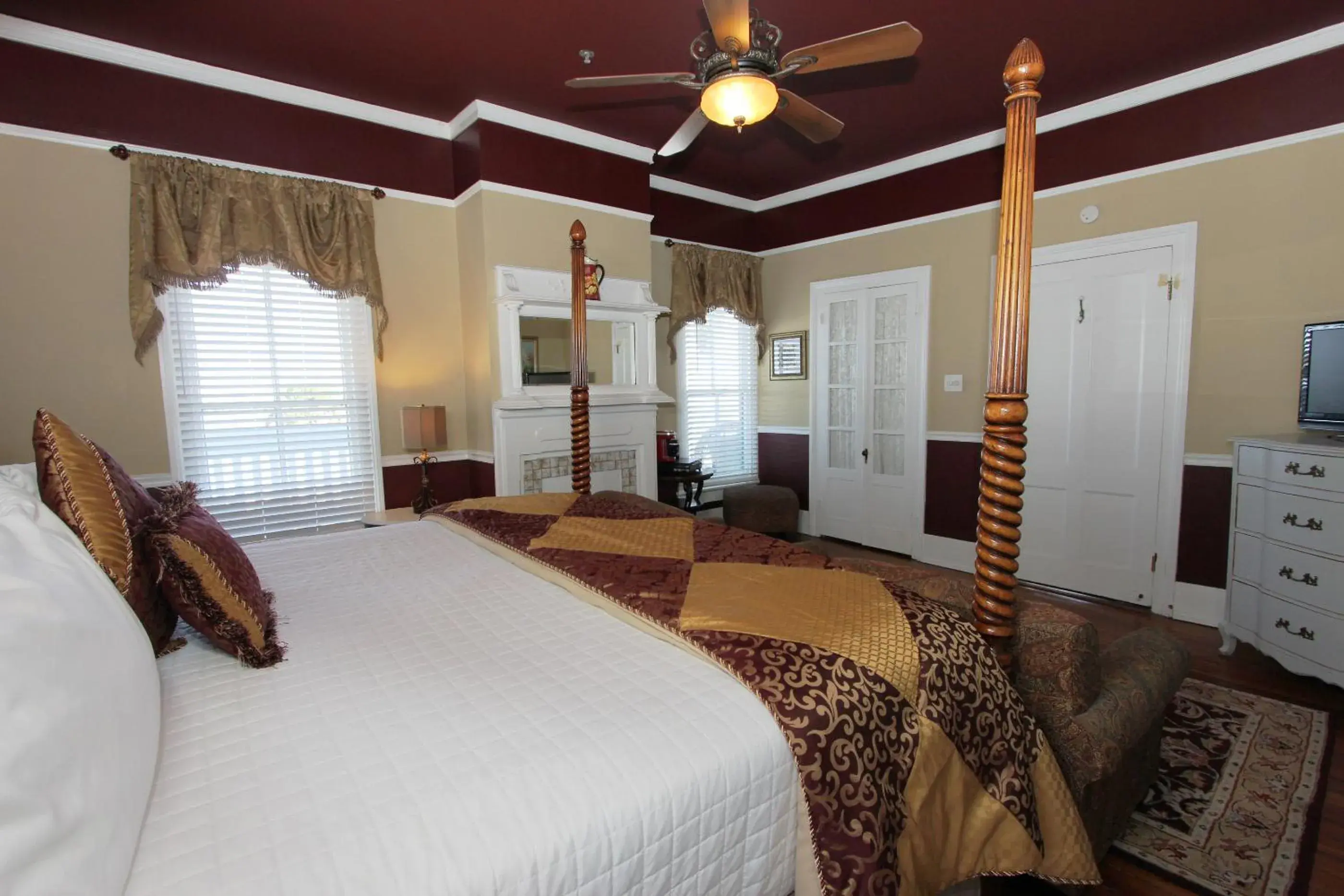 King Room with Bay View - Isabella in Bayfront Westcott House Bed & Breakfast King Room with Bay View - Isabella in Bayfront Westcott House Bed & Breakfast