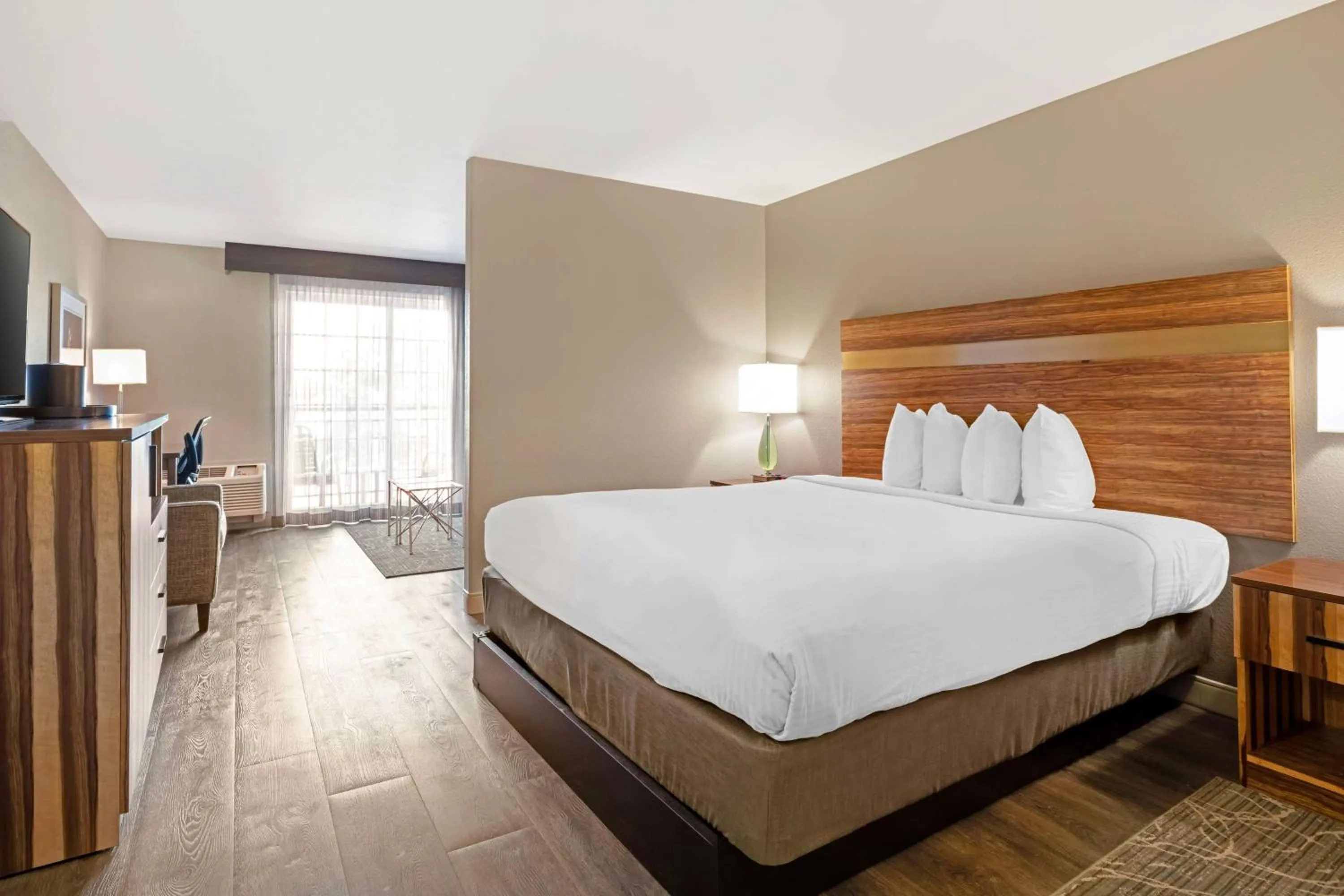 Bedroom, Bed in Best Western Cedar Inn & Suites