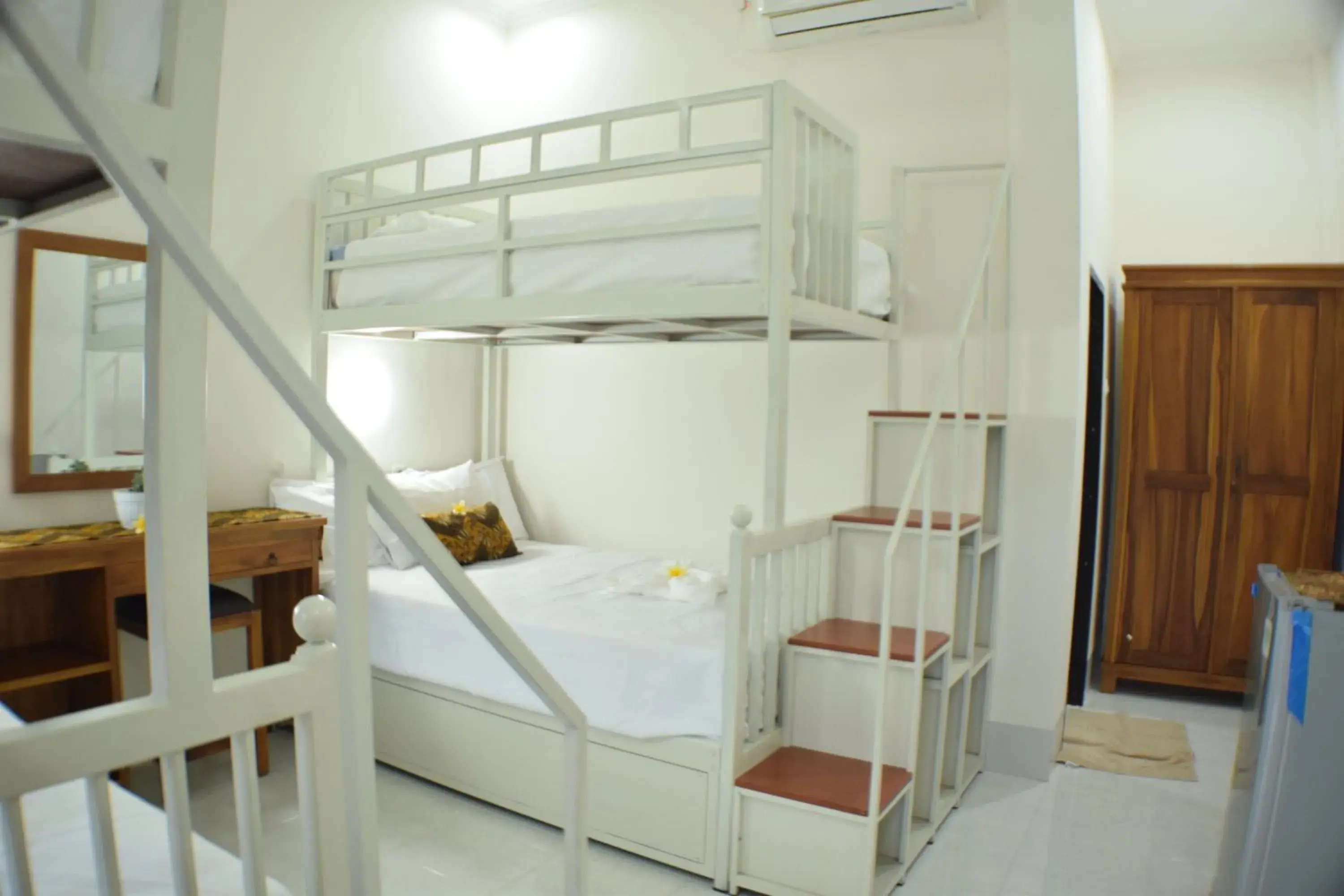 4-Bed Mixed Dormitory Room in KJ Inn Homestay Senggigi 4-Bed Mixed Dormitory Room in KJ Inn Homestay Senggigi