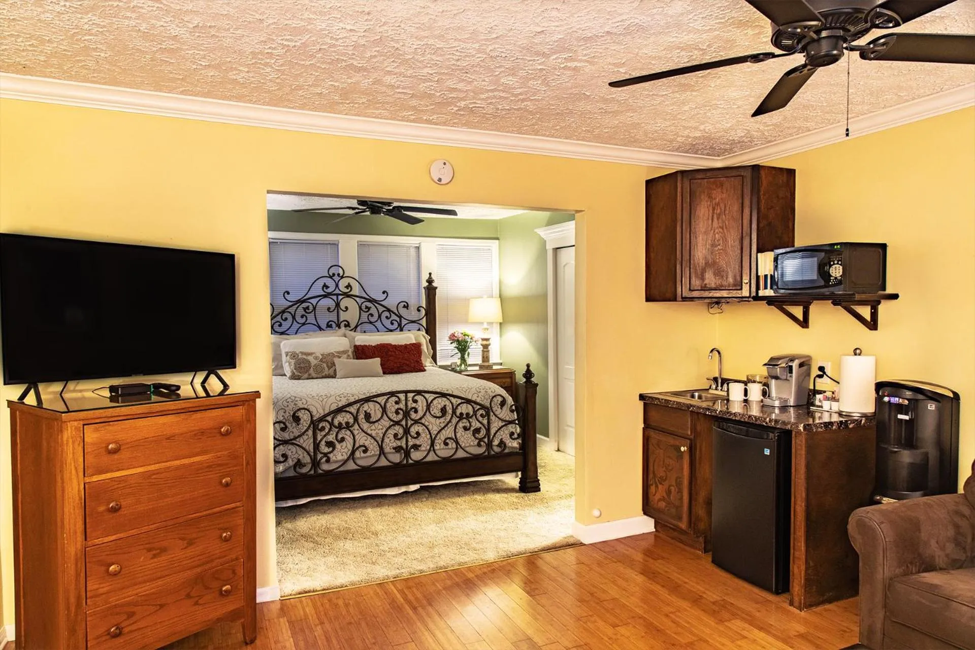 Kitchen or kitchenette, Bed in At Journey's End