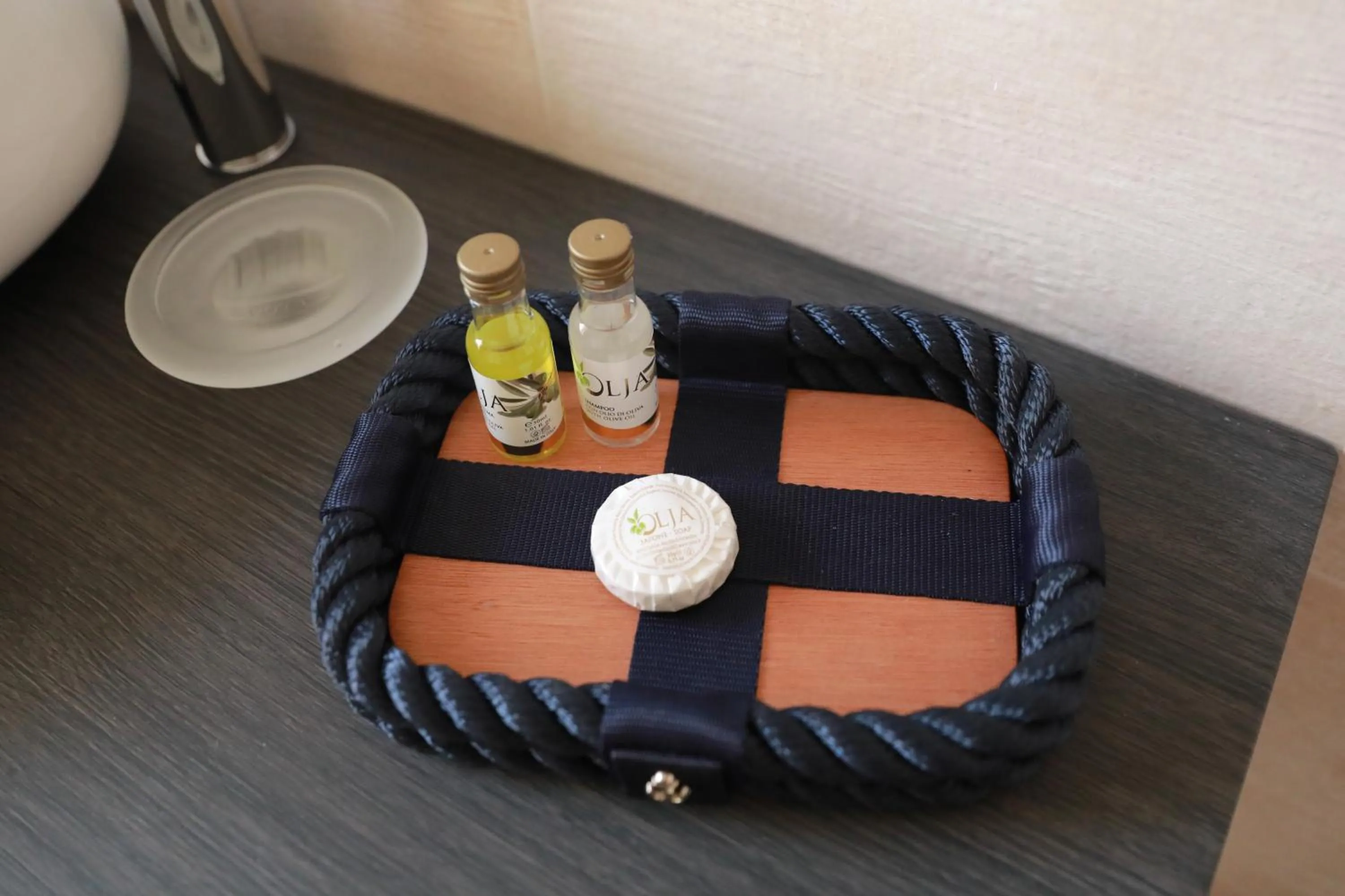 Decorative detail in Gli archi sul mare