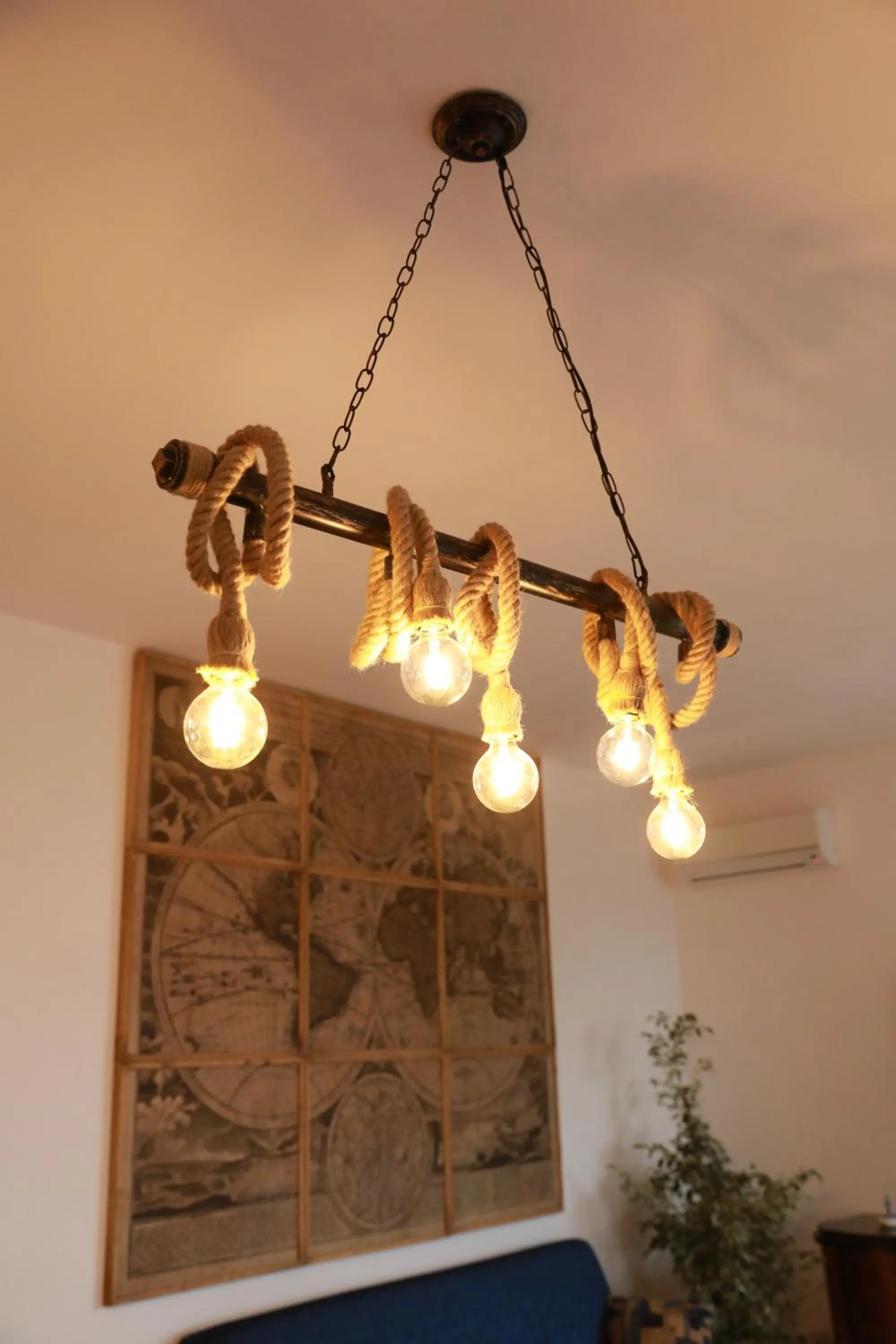 Decorative detail in Gli archi sul mare