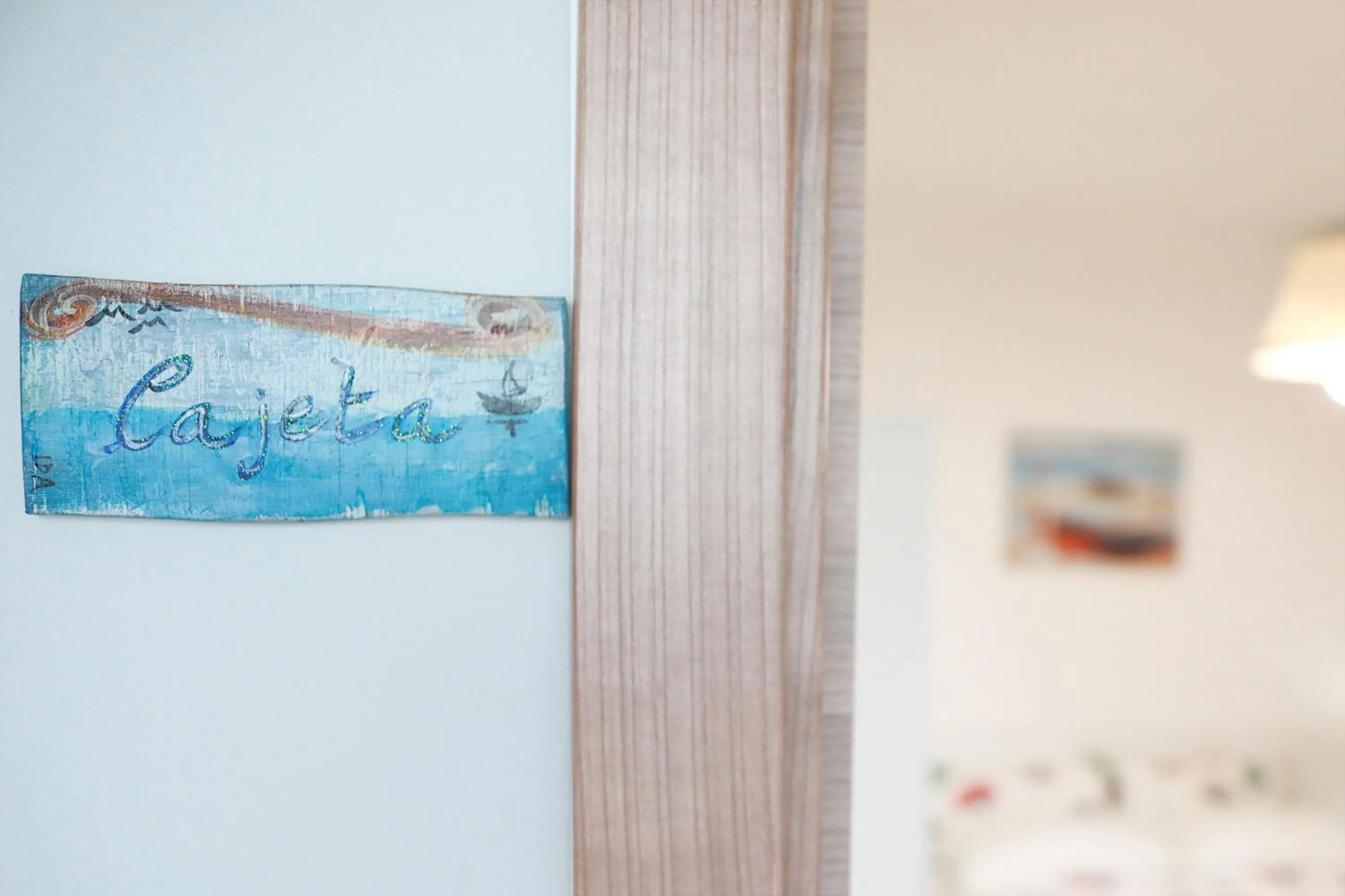 Decorative detail in Gli archi sul mare