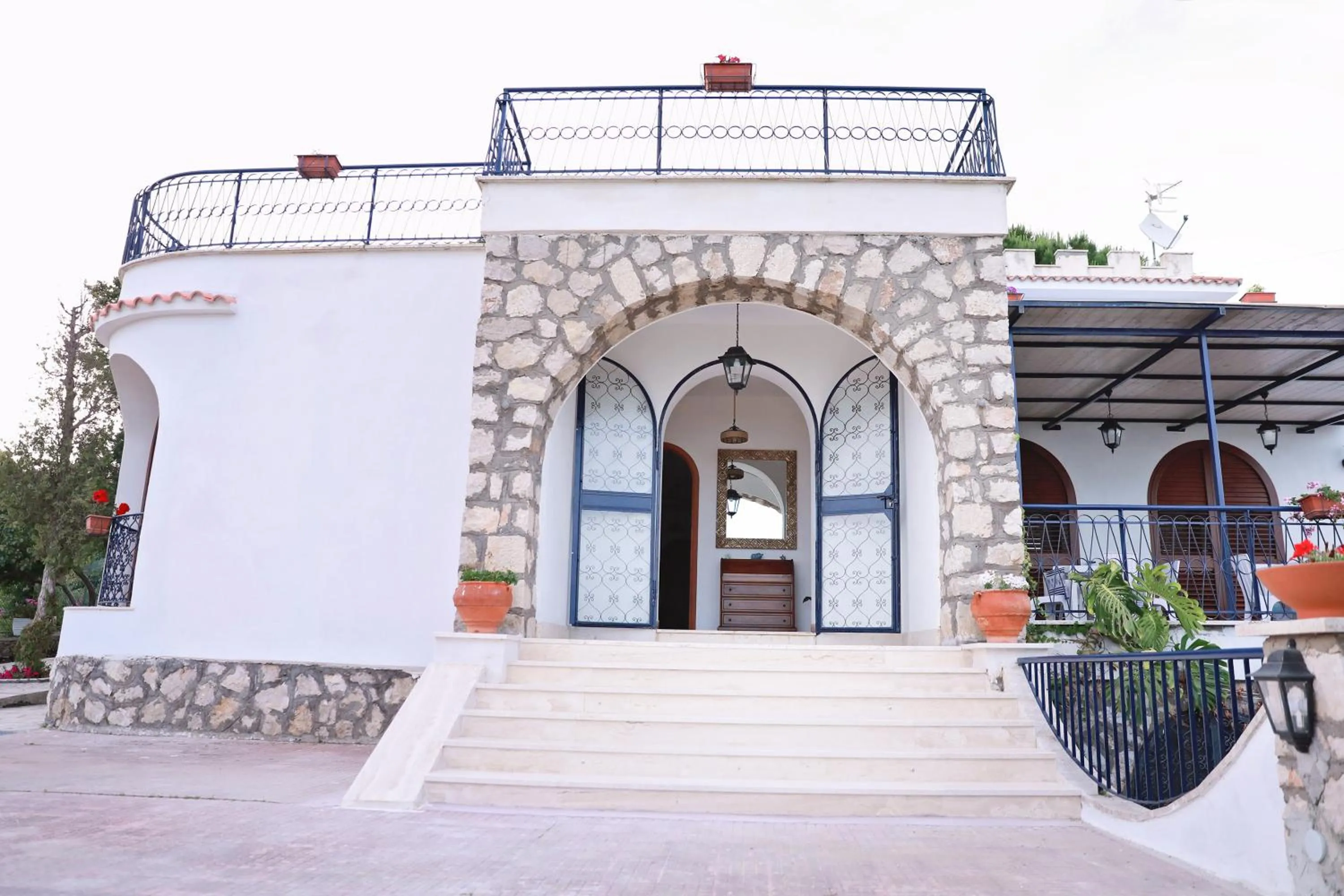 Facade/entrance in Gli archi sul mare