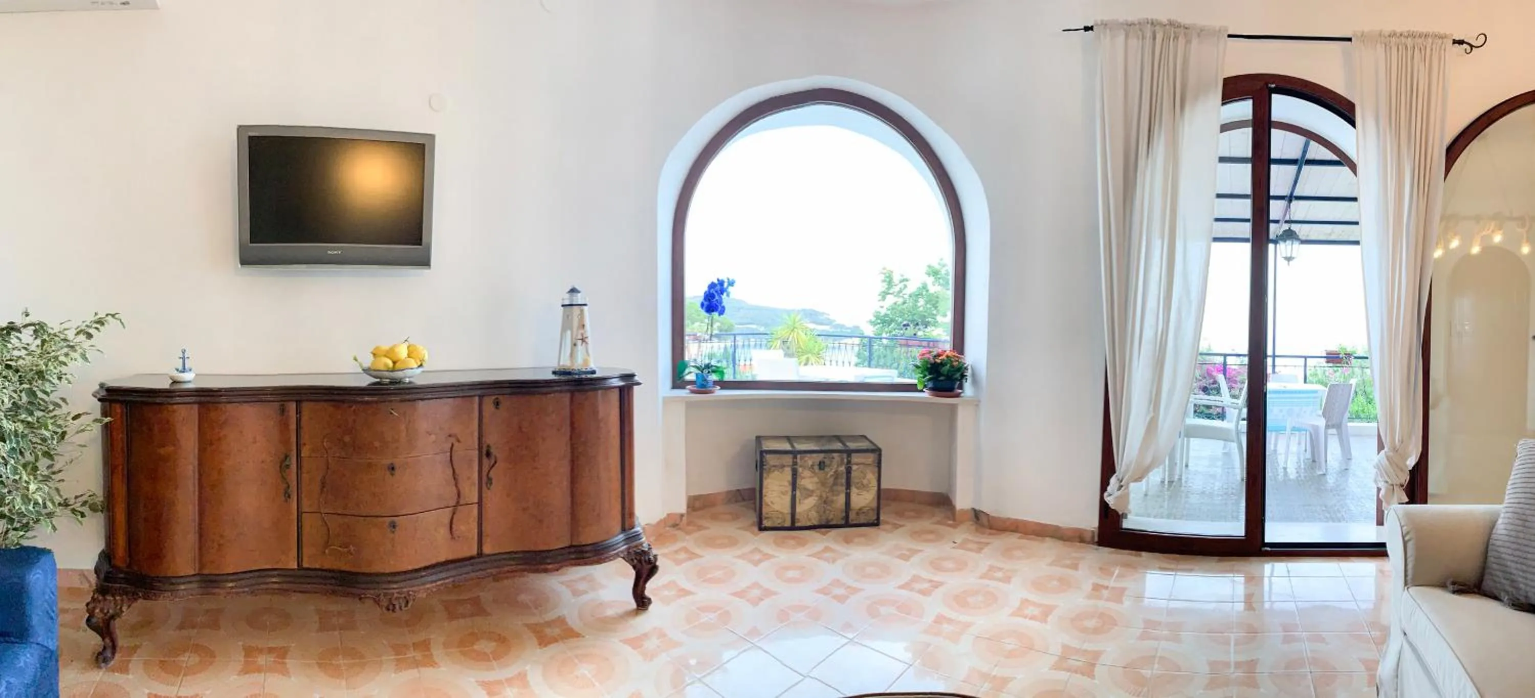 Communal lounge/ TV room in Gli archi sul mare