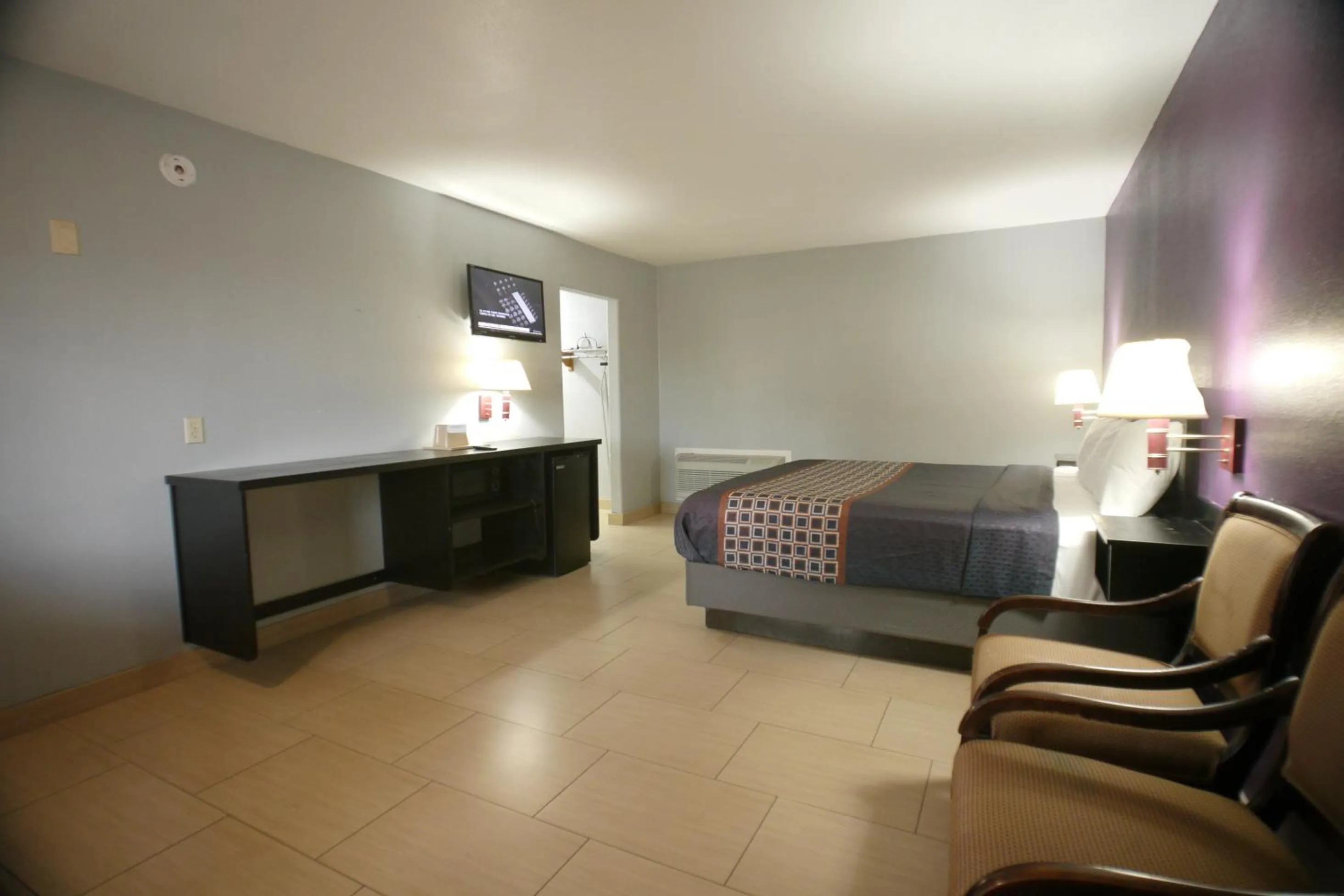 Bed in Texas Inn McAllen Airport