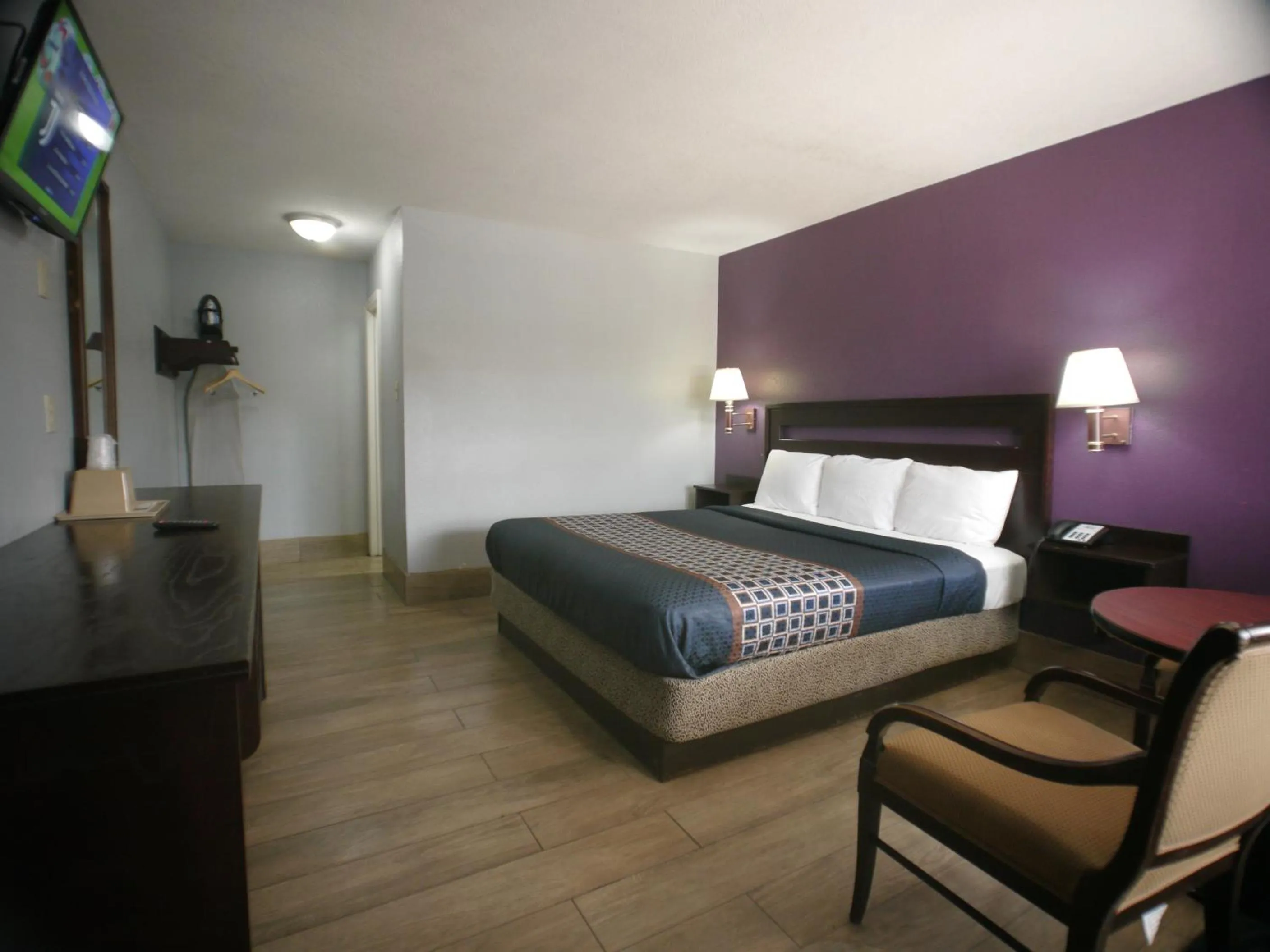 Bed in Texas Inn McAllen Airport