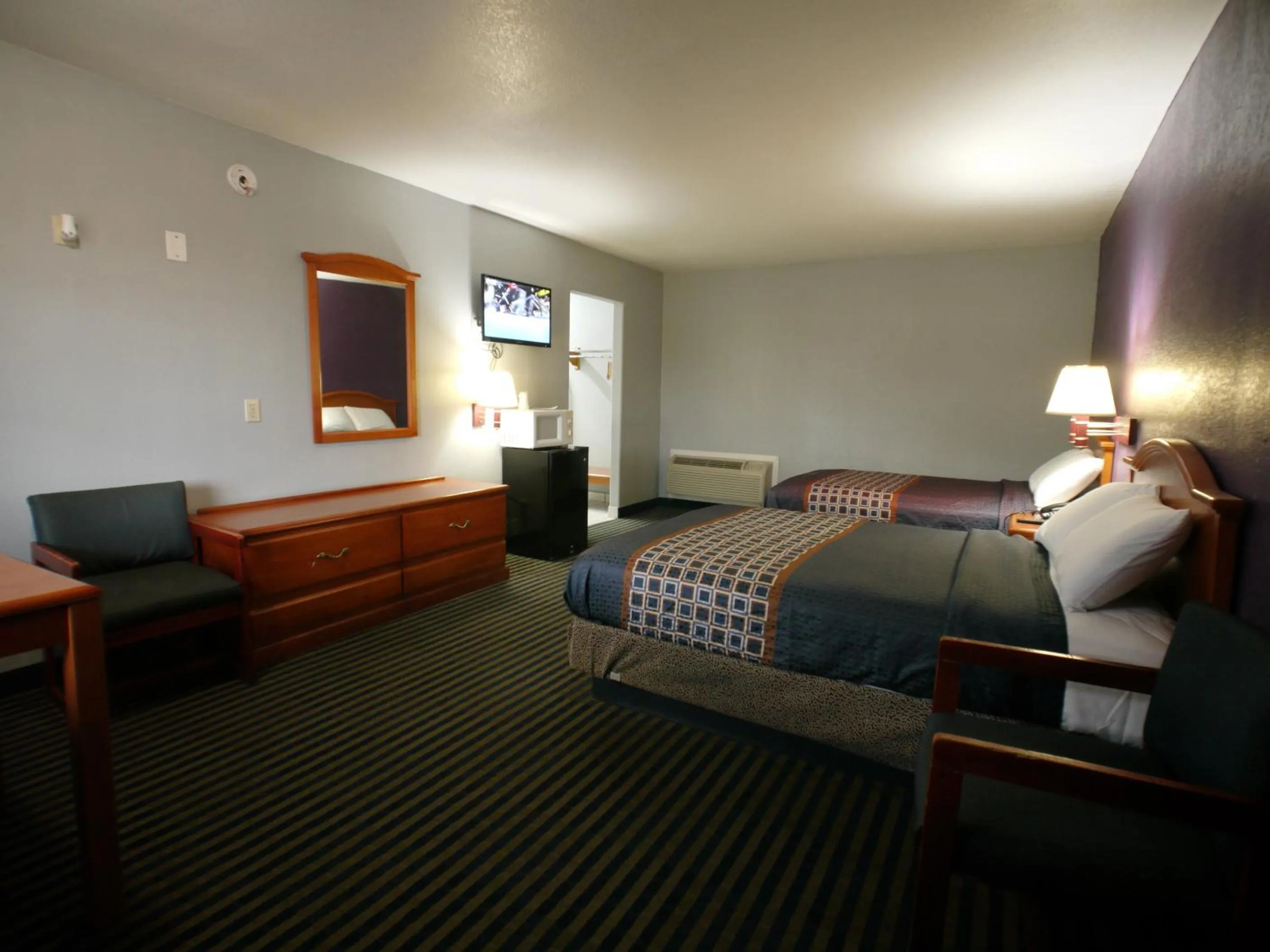 Bed in Texas Inn McAllen Airport