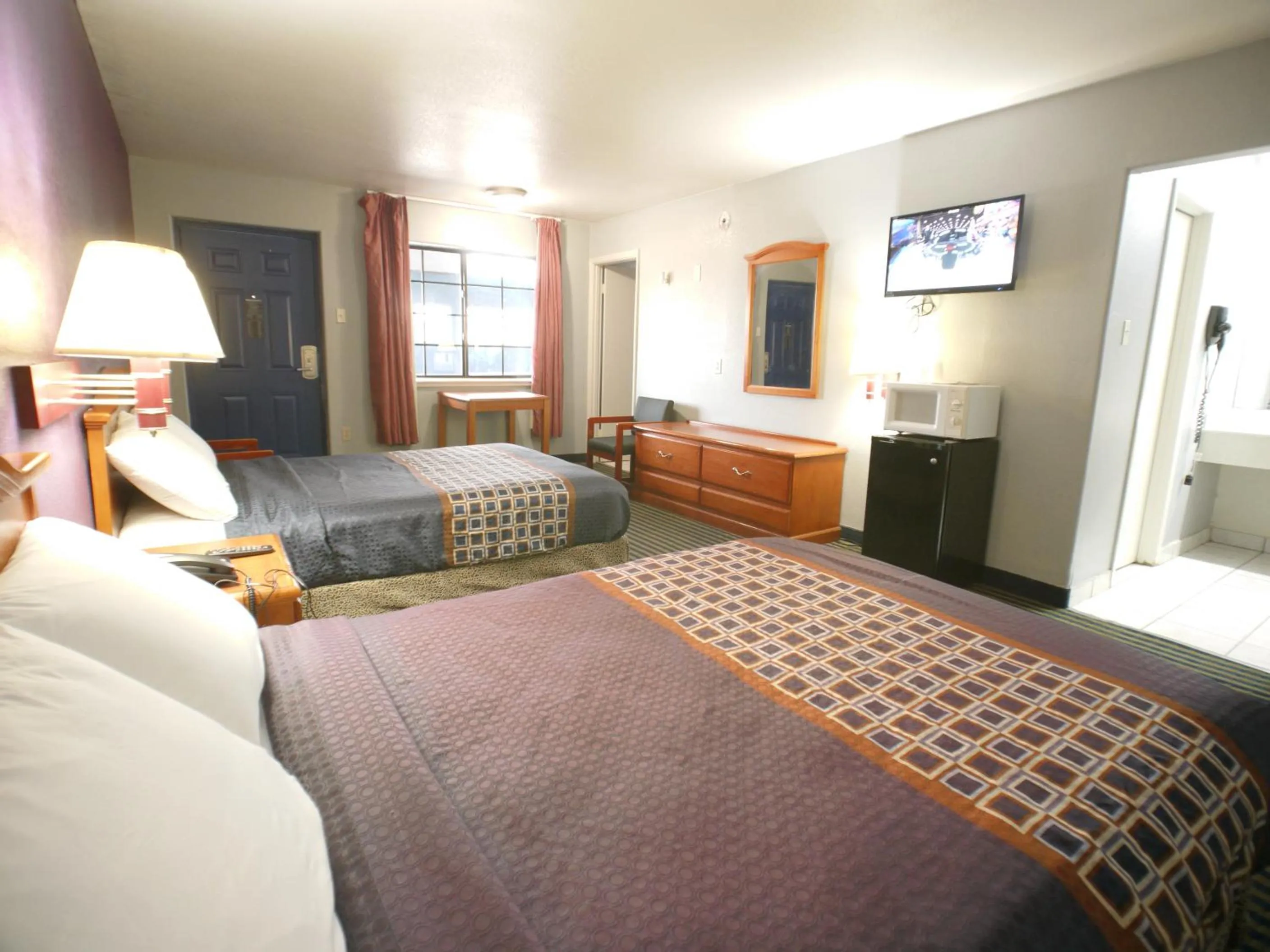 Bed in Texas Inn McAllen Airport