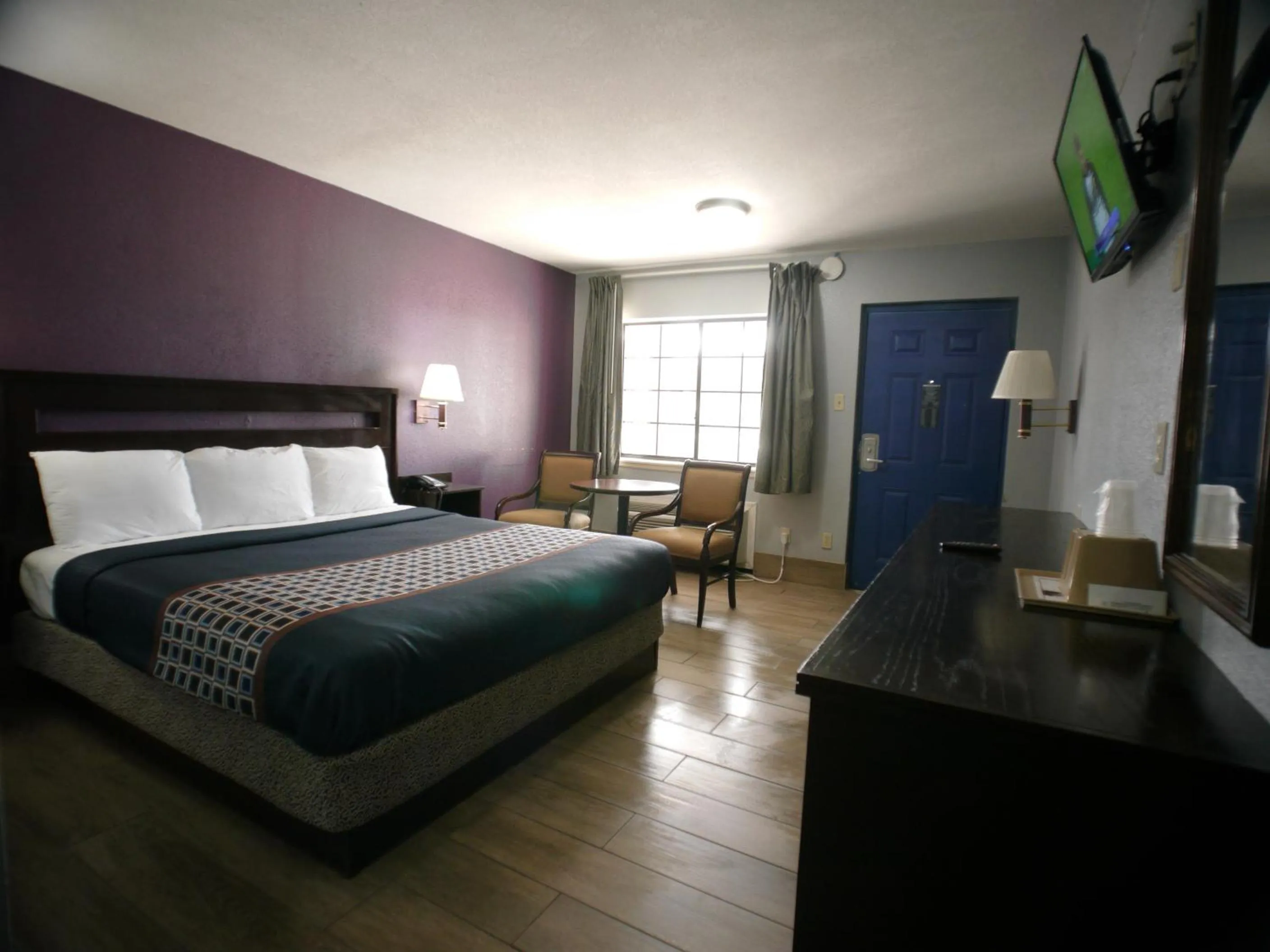 Bed in Texas Inn McAllen Airport