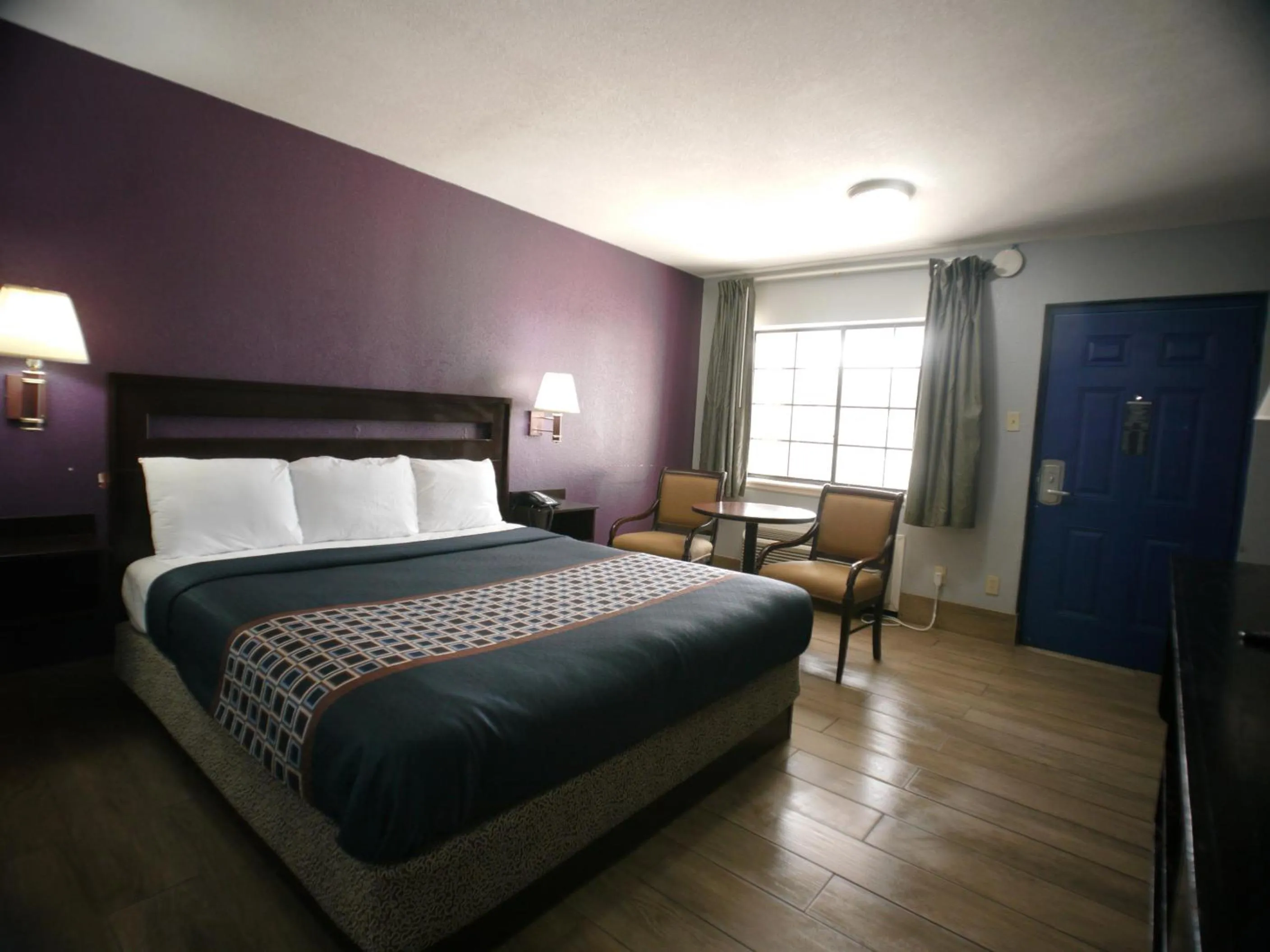 Bed in Texas Inn McAllen Airport