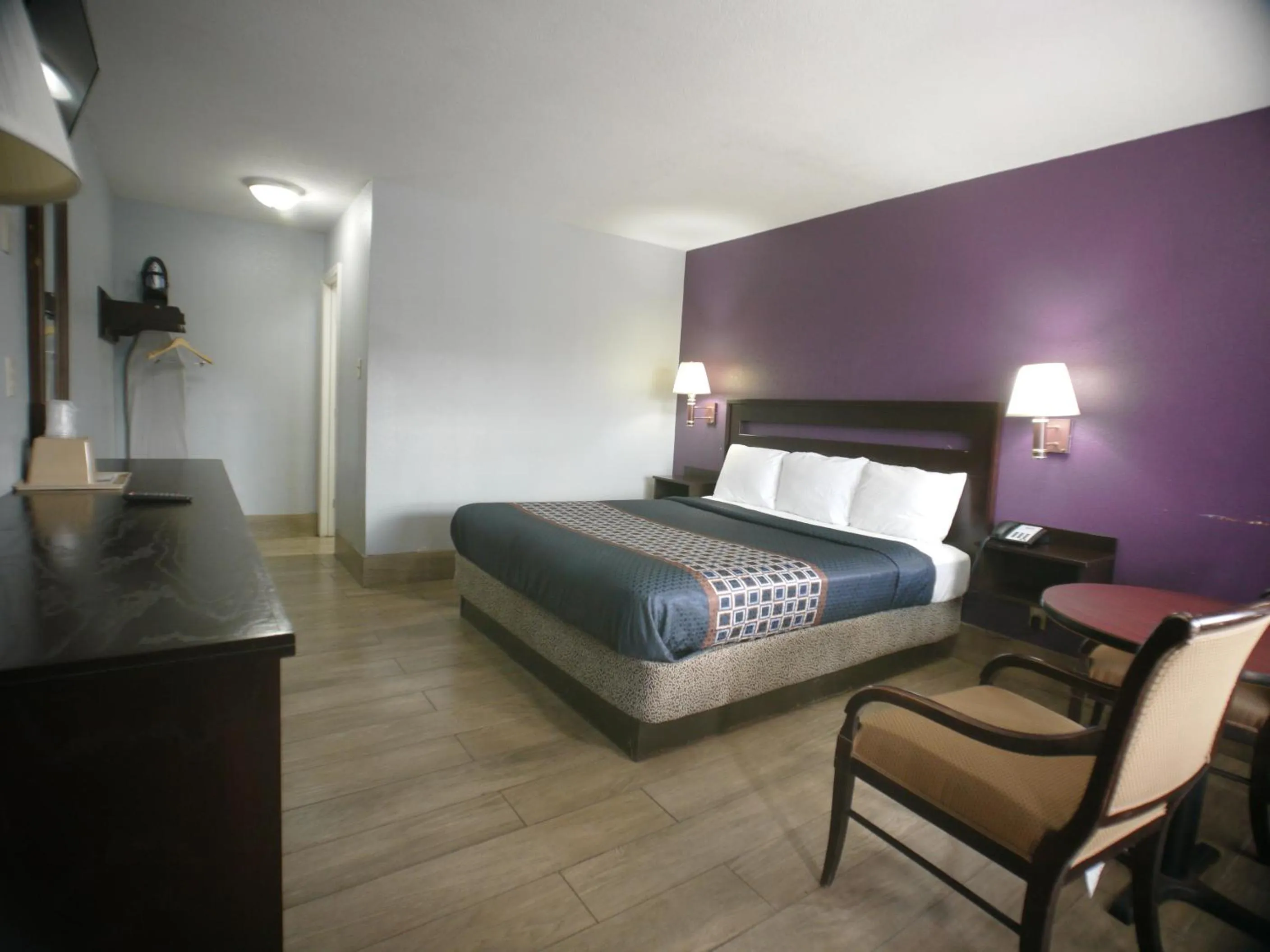 Bed in Texas Inn McAllen Airport