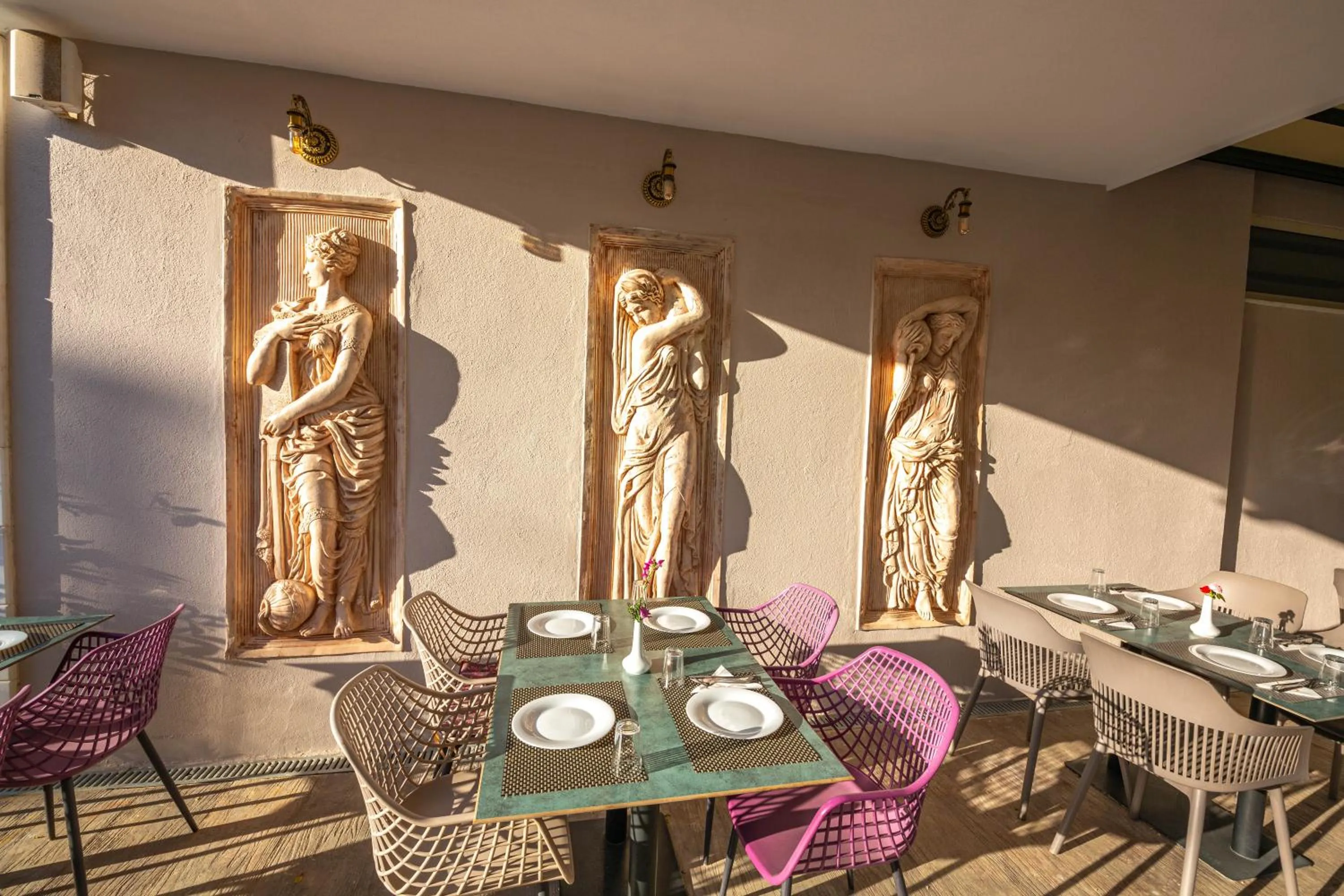 Restaurant/places to eat in CLASS Hotel