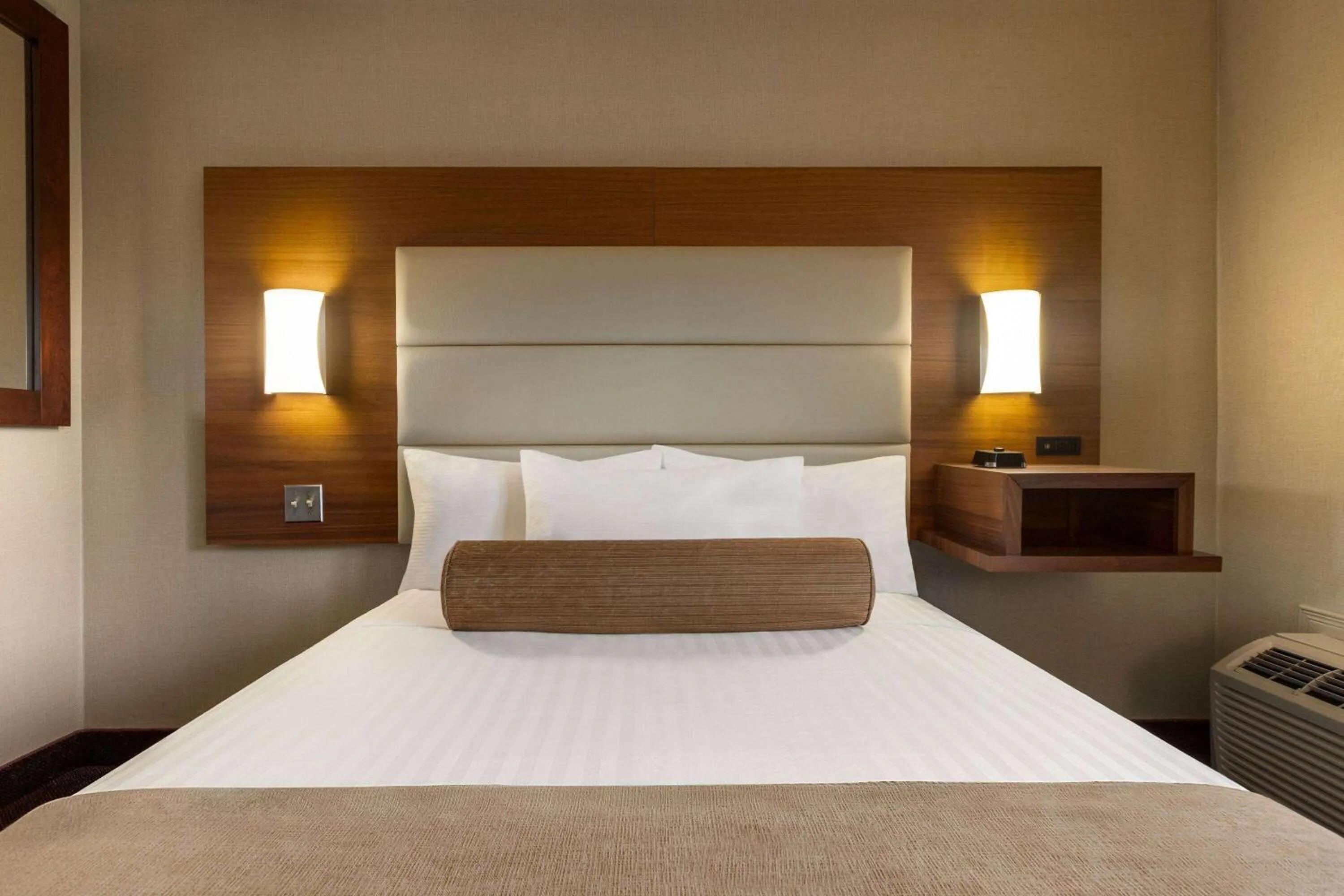 Photo of the whole room, Bed in Atlantic Host Hotel, Trademark Collection by Wyndham