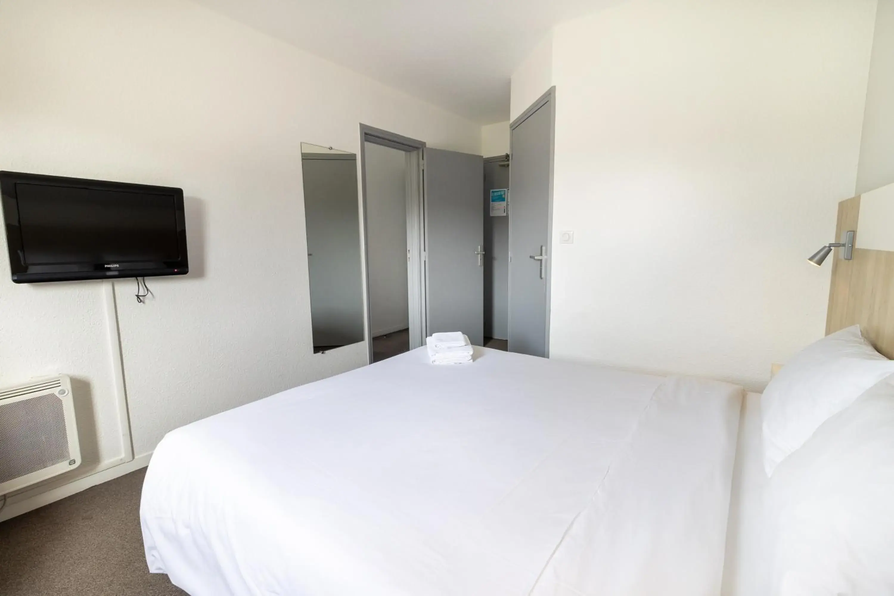 Connecting Room - 1 Double Bed 2 Single Beds in Kyriad Direct Auxerre - Appoigny Connecting Room - 1 Double Bed 2 Single Beds in Kyriad Direct Auxerre - Appoigny