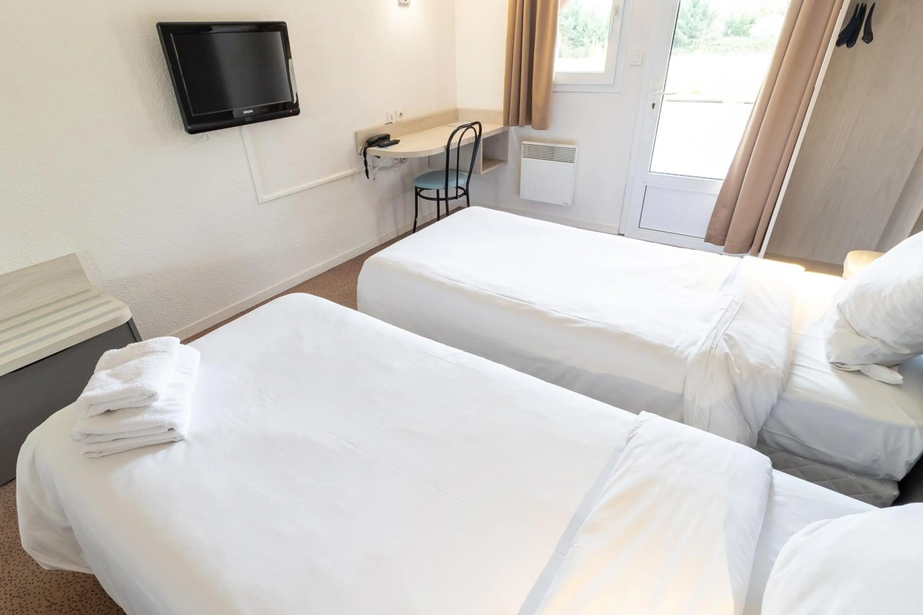 Bed in Kyriad Direct Auxerre - Appoigny