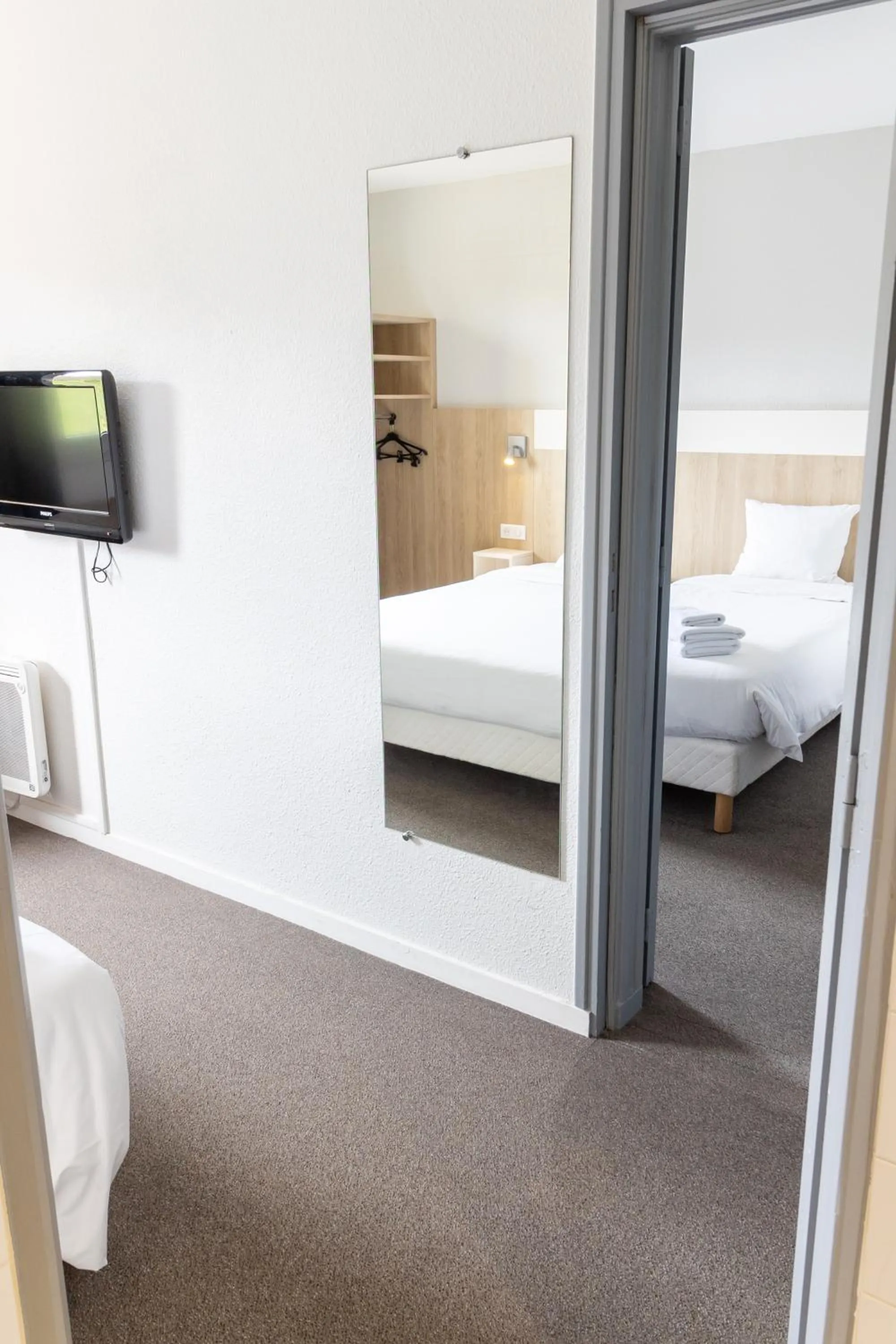 Photo of the whole room, Bed in Kyriad Direct Auxerre - Appoigny