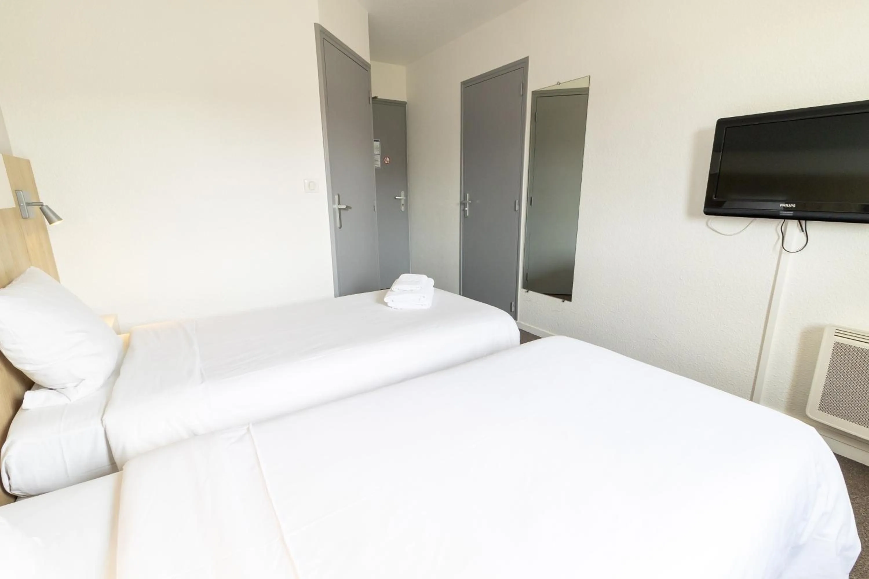 Bed in Kyriad Direct Auxerre - Appoigny