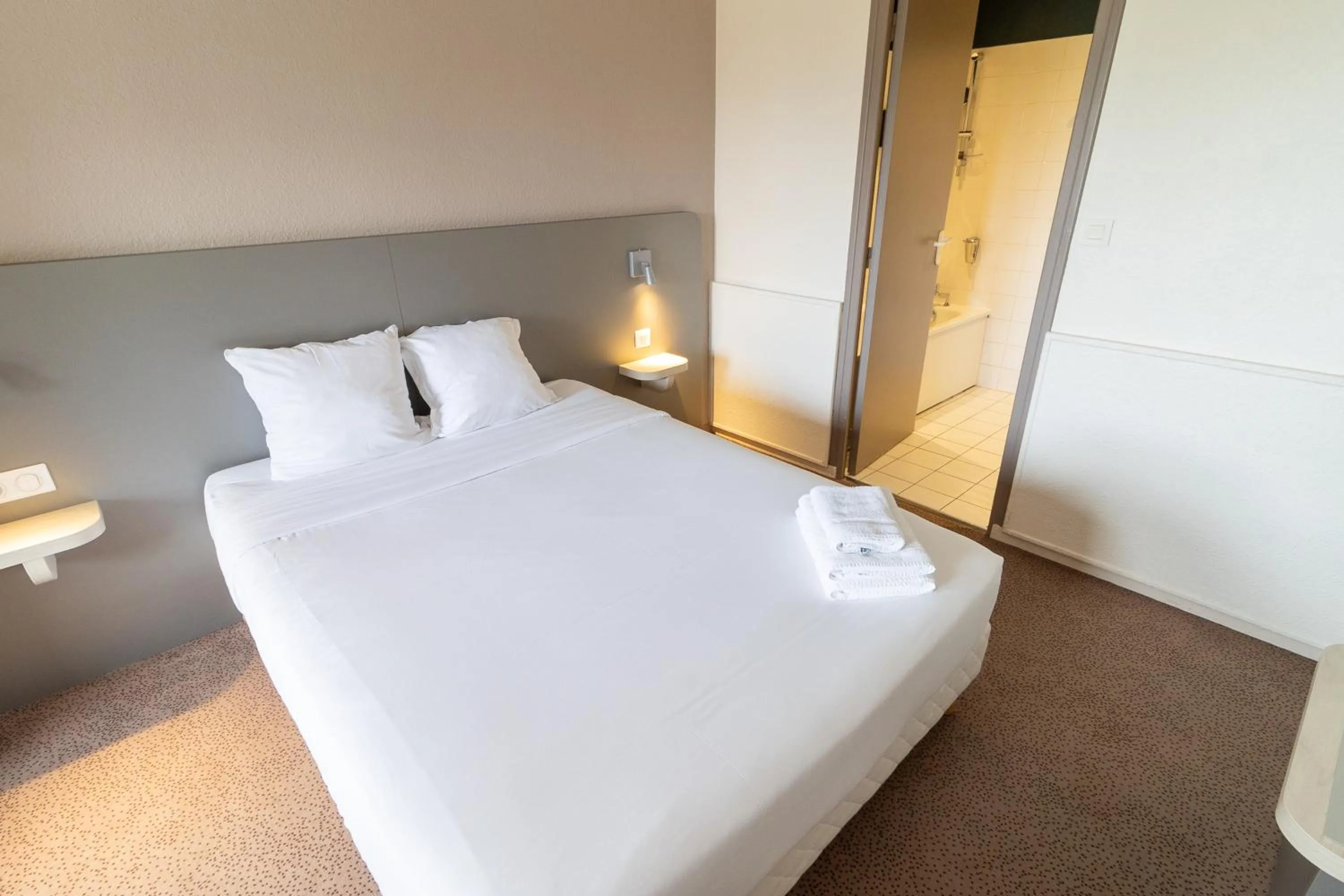 Bed in Kyriad Direct Auxerre - Appoigny