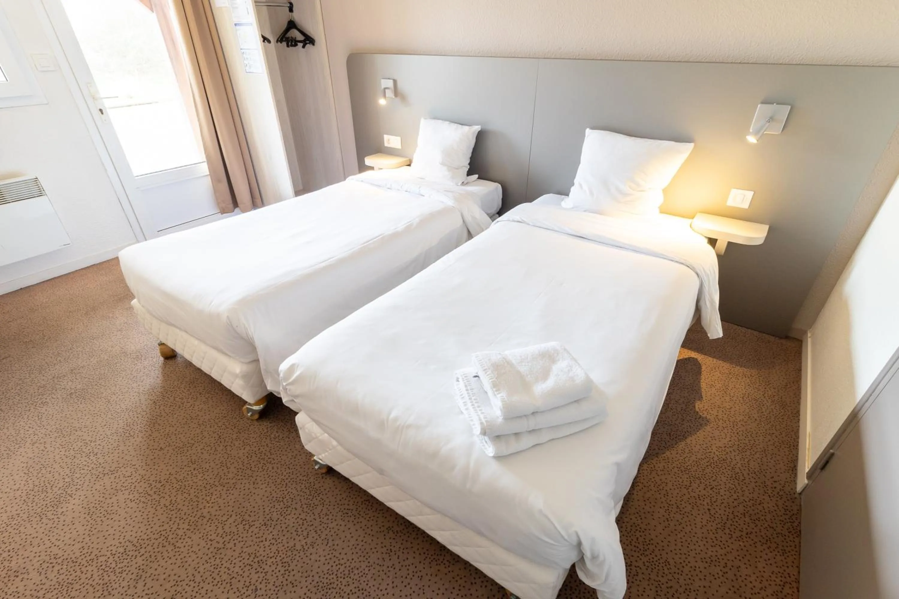 Bed in Kyriad Direct Auxerre - Appoigny