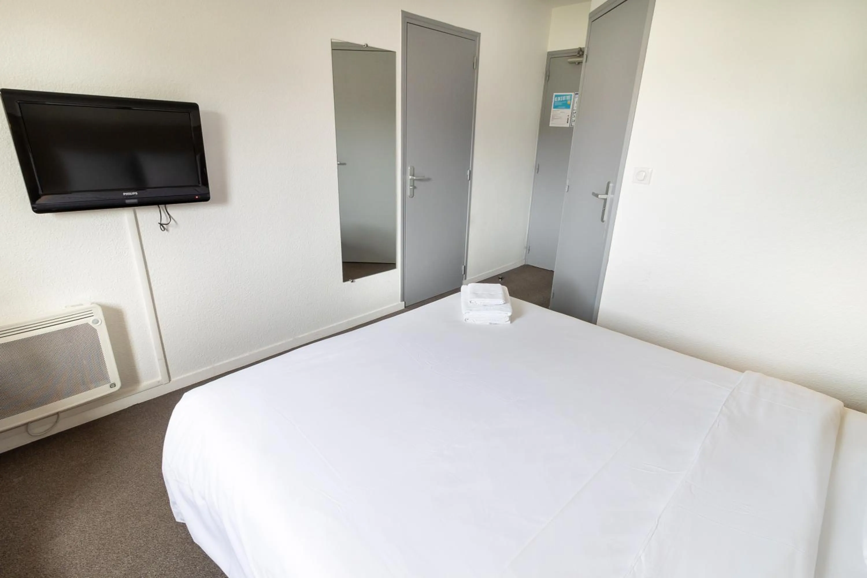 Bed in Kyriad Direct Auxerre - Appoigny
