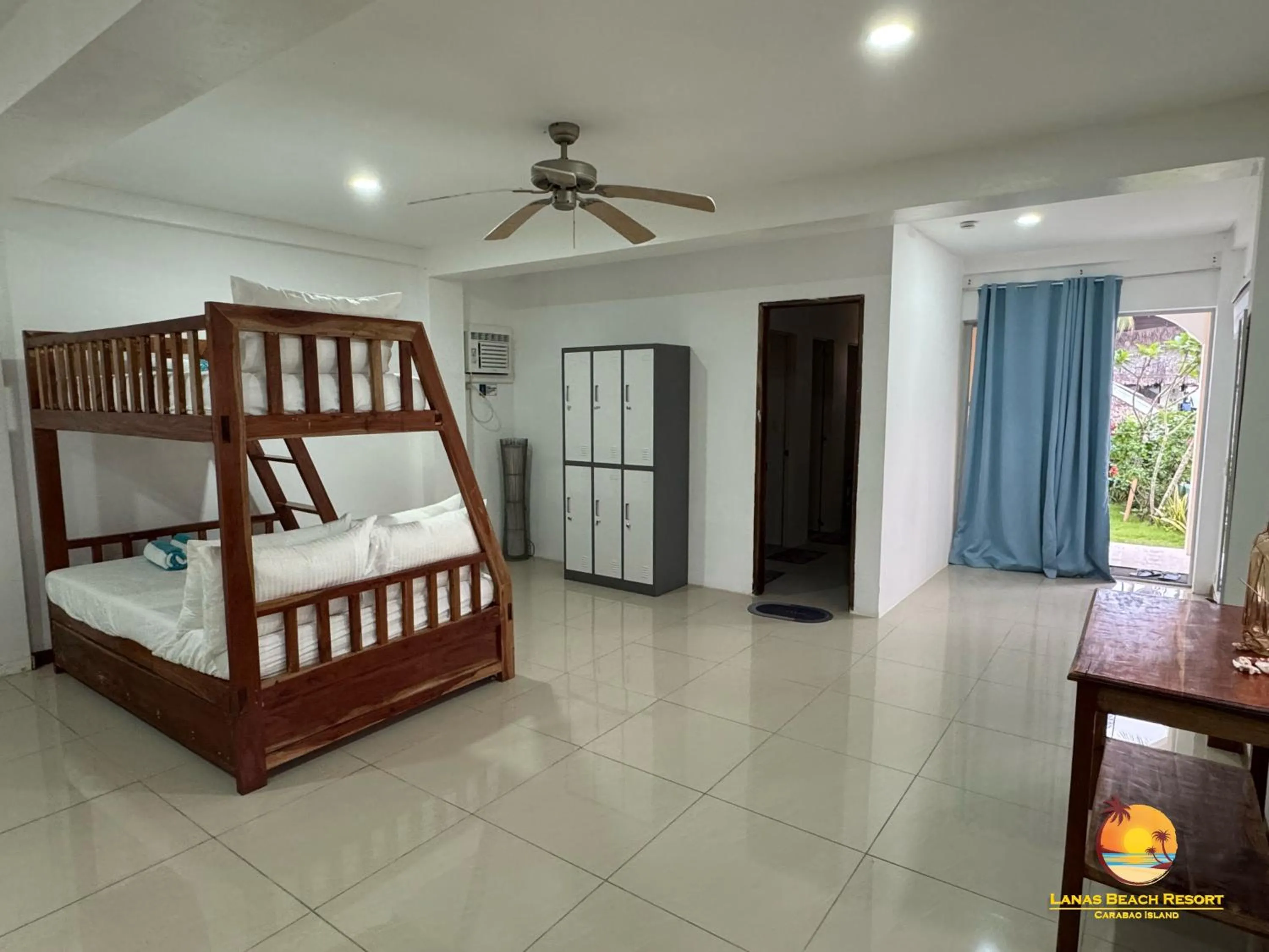 Bed in Lanas Beach Resort Carabao Island