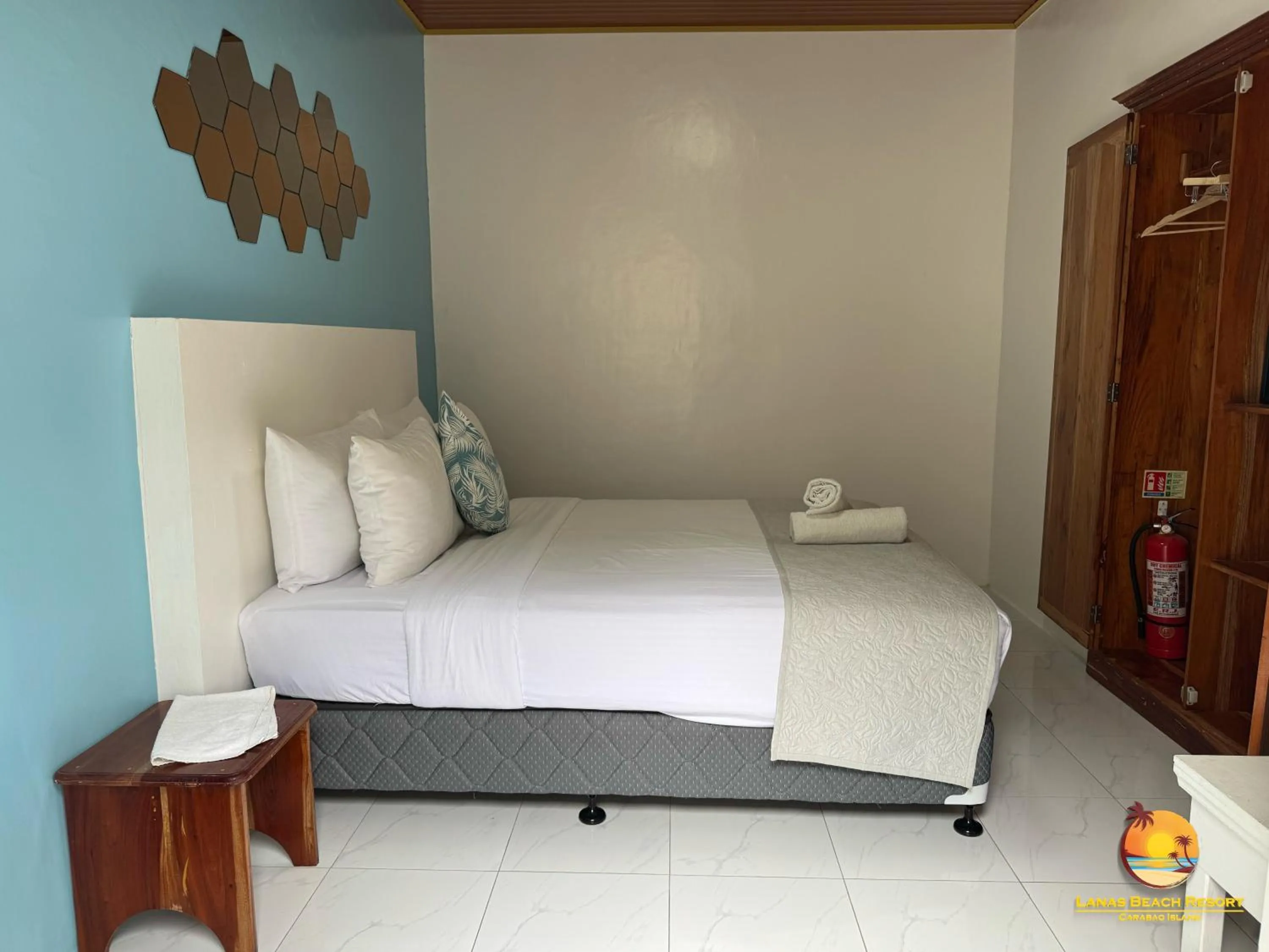 Bed in Lanas Beach Resort Carabao Island