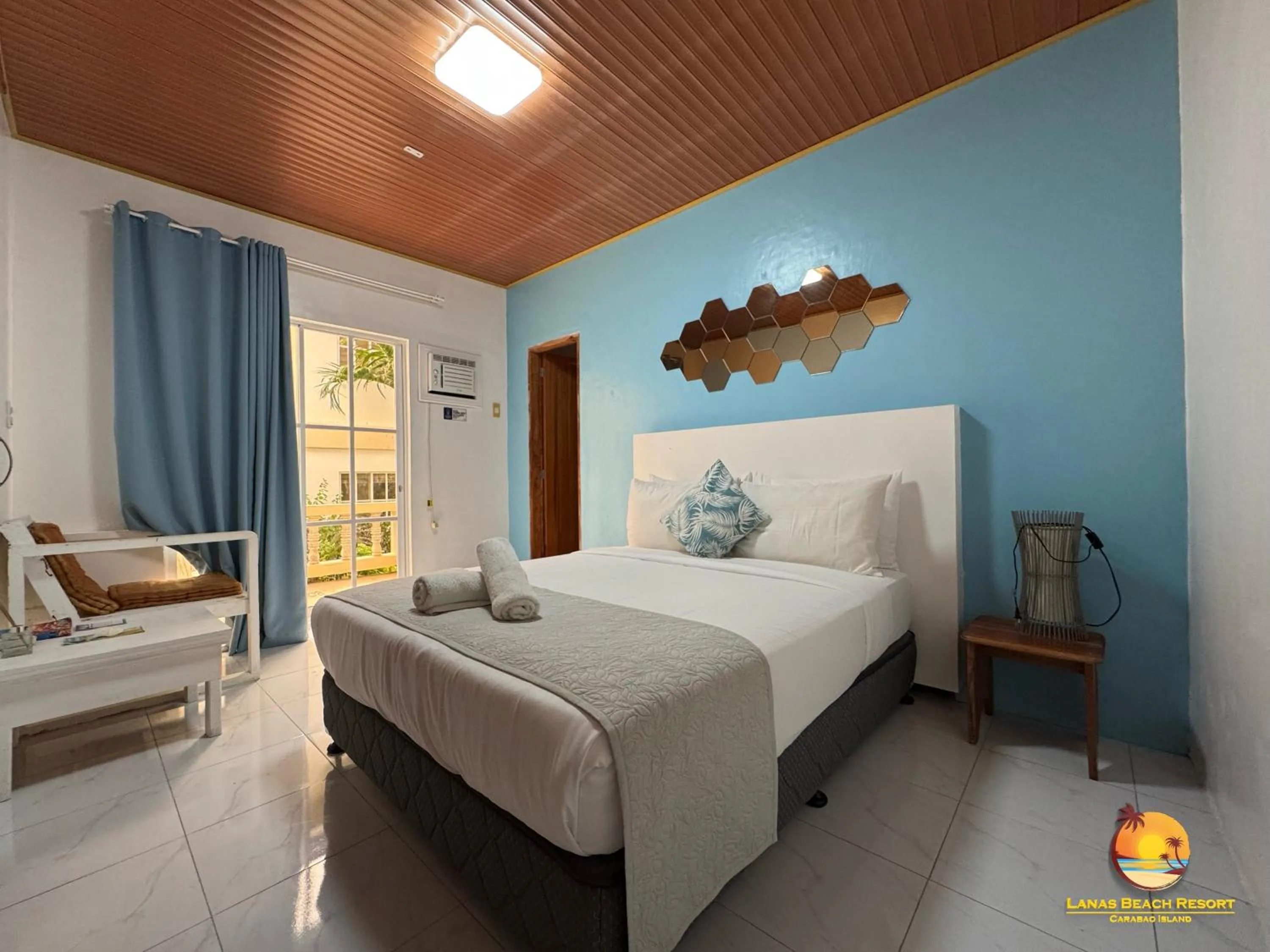 Bed in Lanas Beach Resort Carabao Island