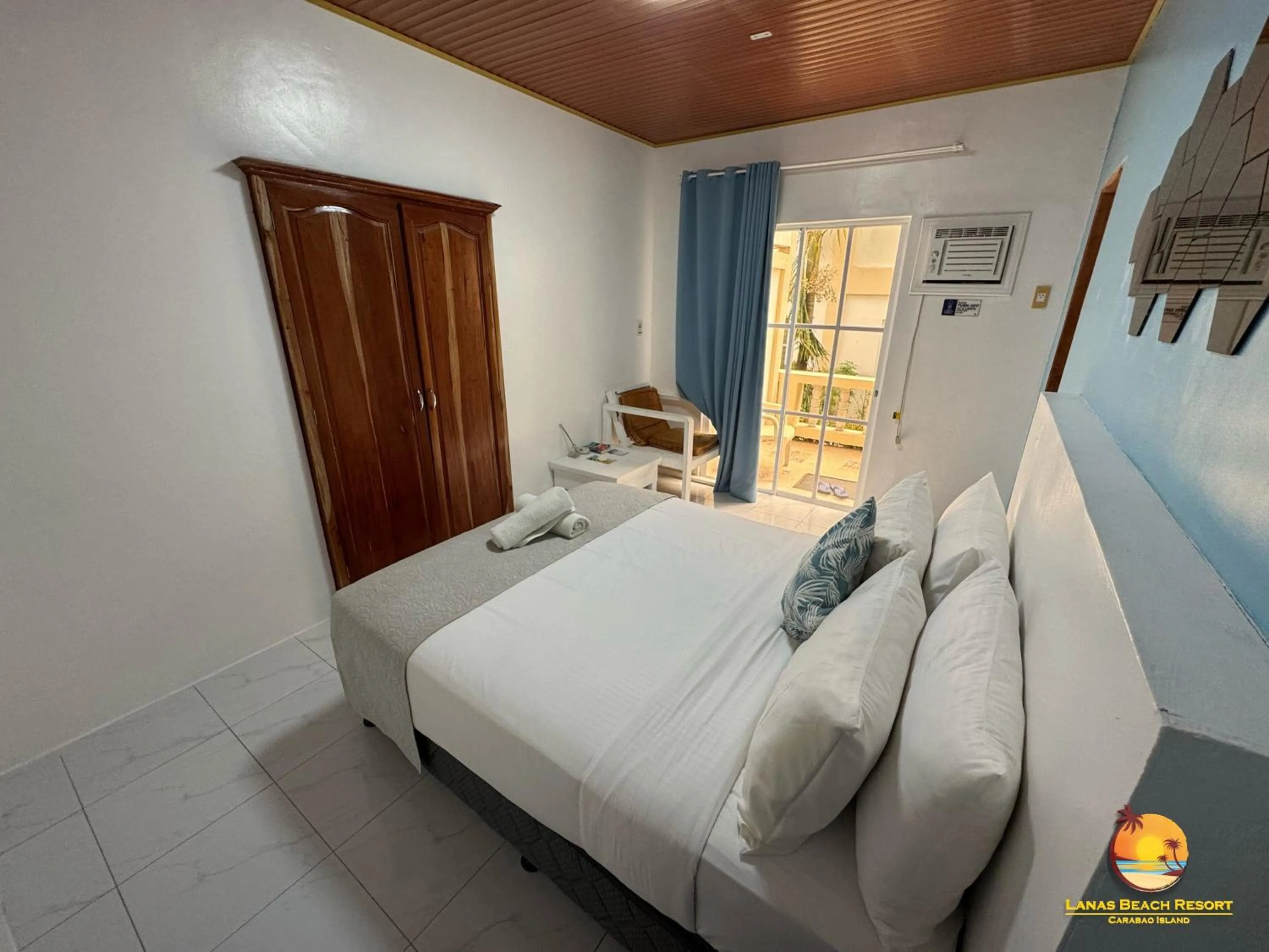 Bed in Lanas Beach Resort Carabao Island