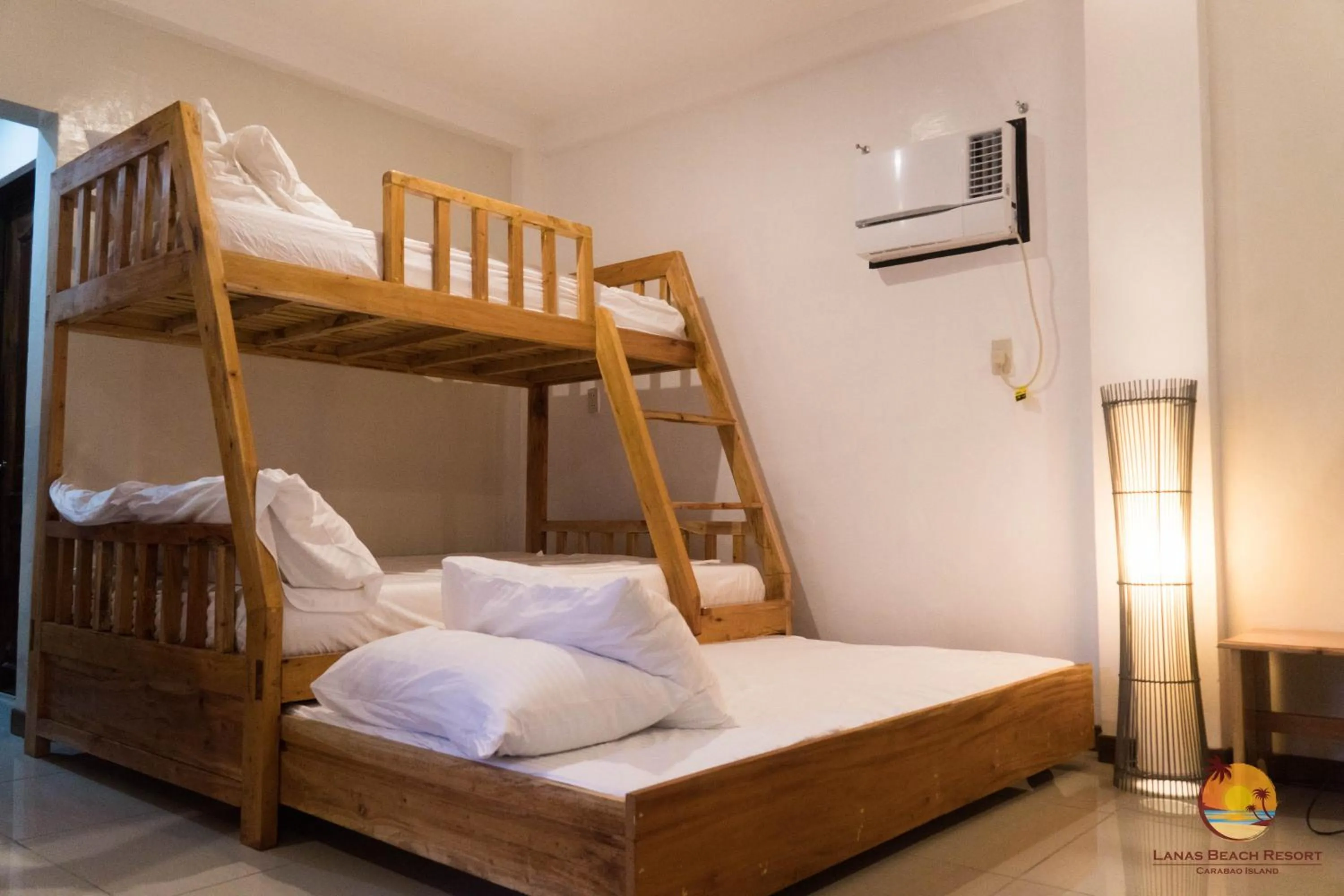 Bed in Lanas Beach Resort Carabao Island